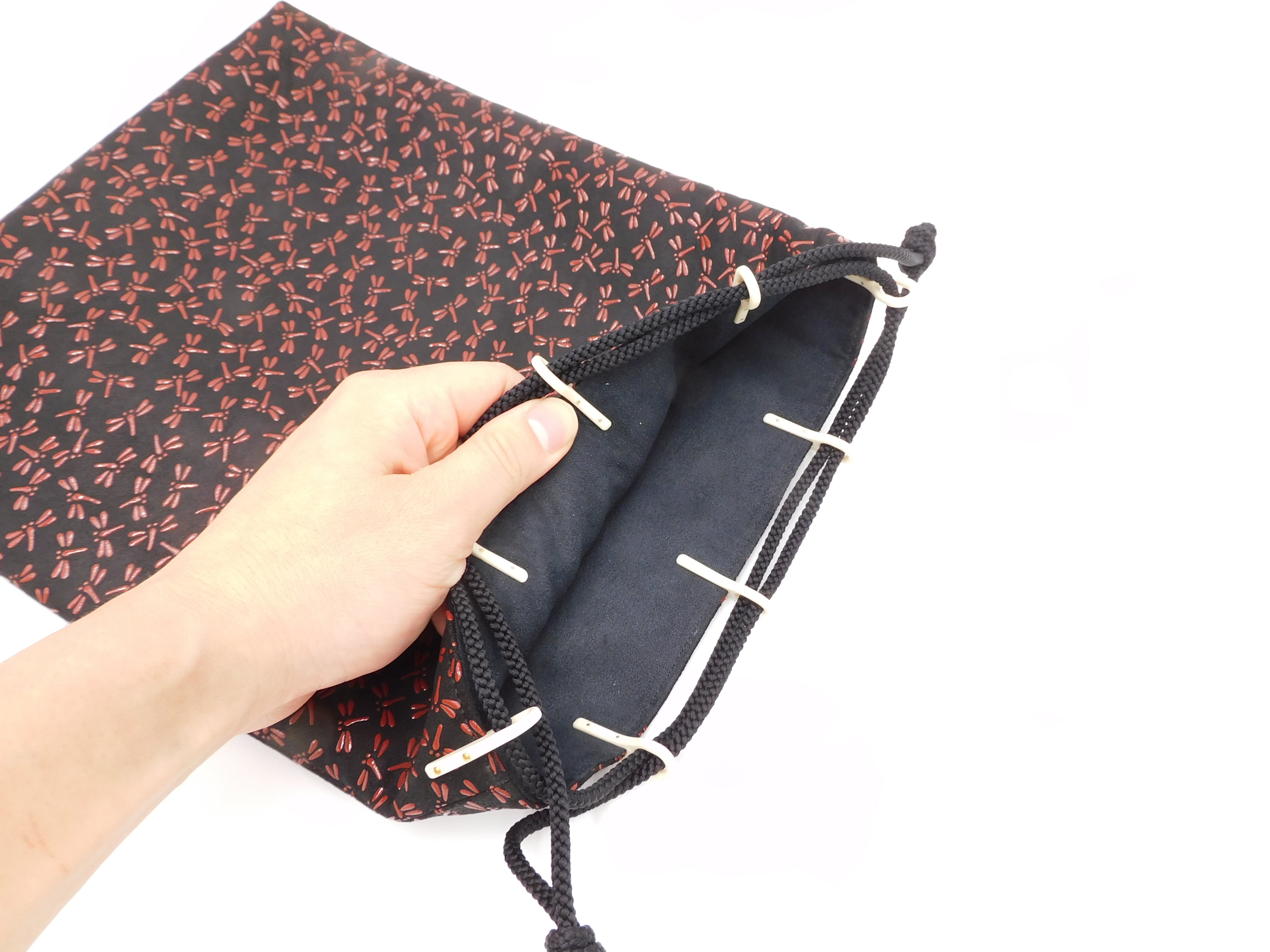 合切袋（大）黒/赤 トンボ柄 | 浅草前川印傳｜公式オンラインショップ