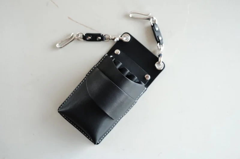 4丁差しの黒いヌメ革のシザーケース | 革製品のオーダーメイドの店