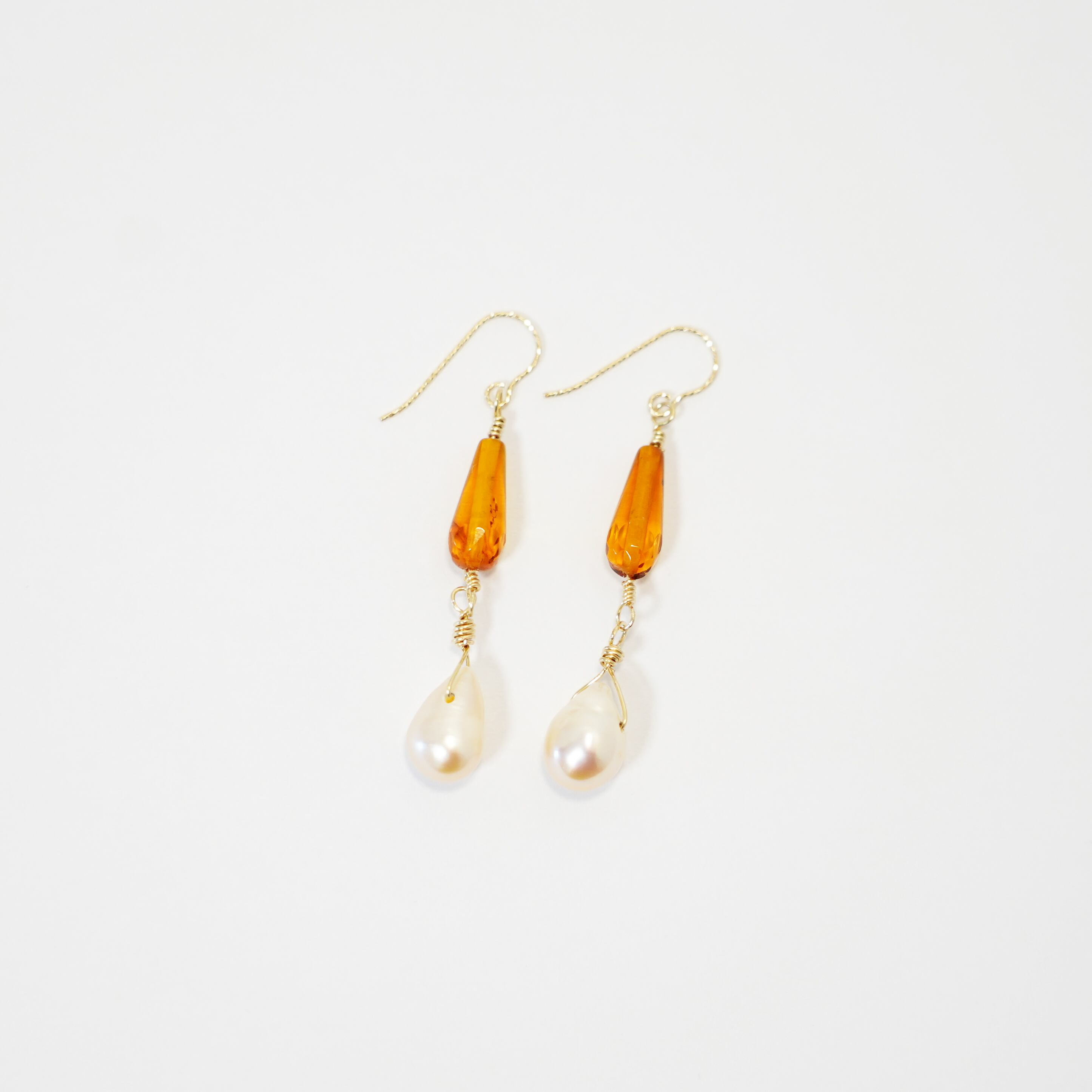 琥珀（アンバー）とパールのフックピアス（14kgf/両耳） | Tellus