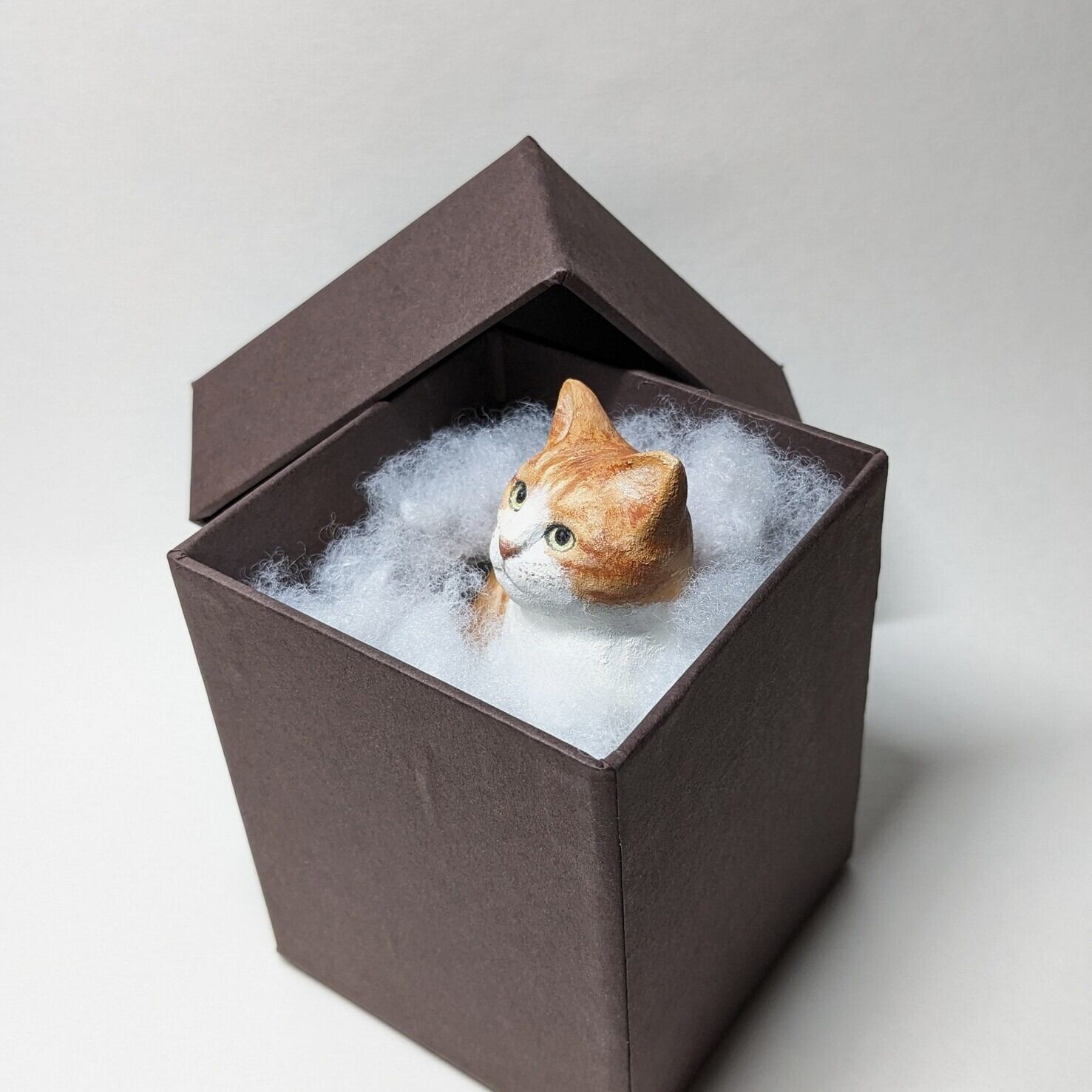 木彫り猫〈おすわり(茶白)〉 | ATELIER CORAL