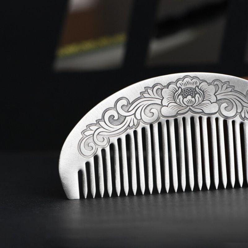 蓮の花の純銀櫛 - 贅沢な手触りと繊細なデザインが特徴K104 | Vary