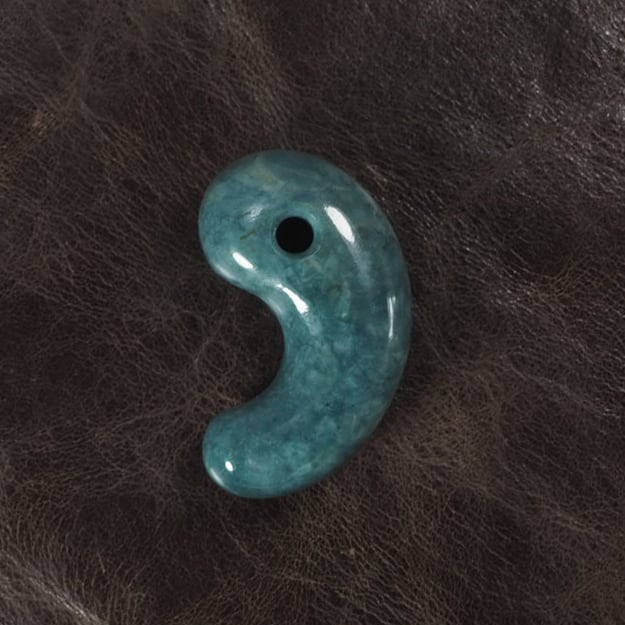 ✳鑑別書を取得するほどの驚きの透明感‼️糸魚川翡翠ジェダイト勾玉