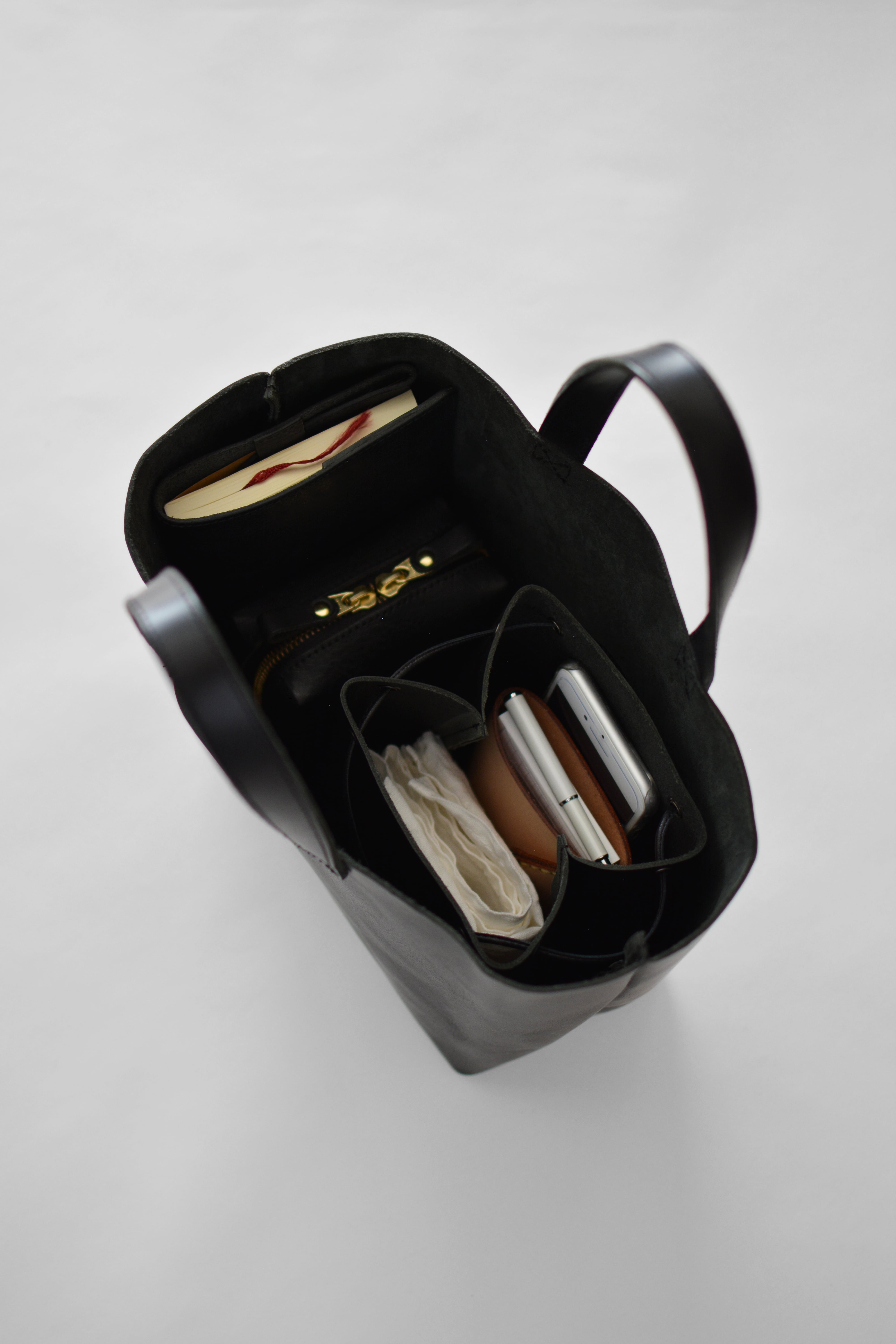 MOLVAR ] MINI SHOULDER BAG / ミニショルダーバッグ 一枚革仕立て 本