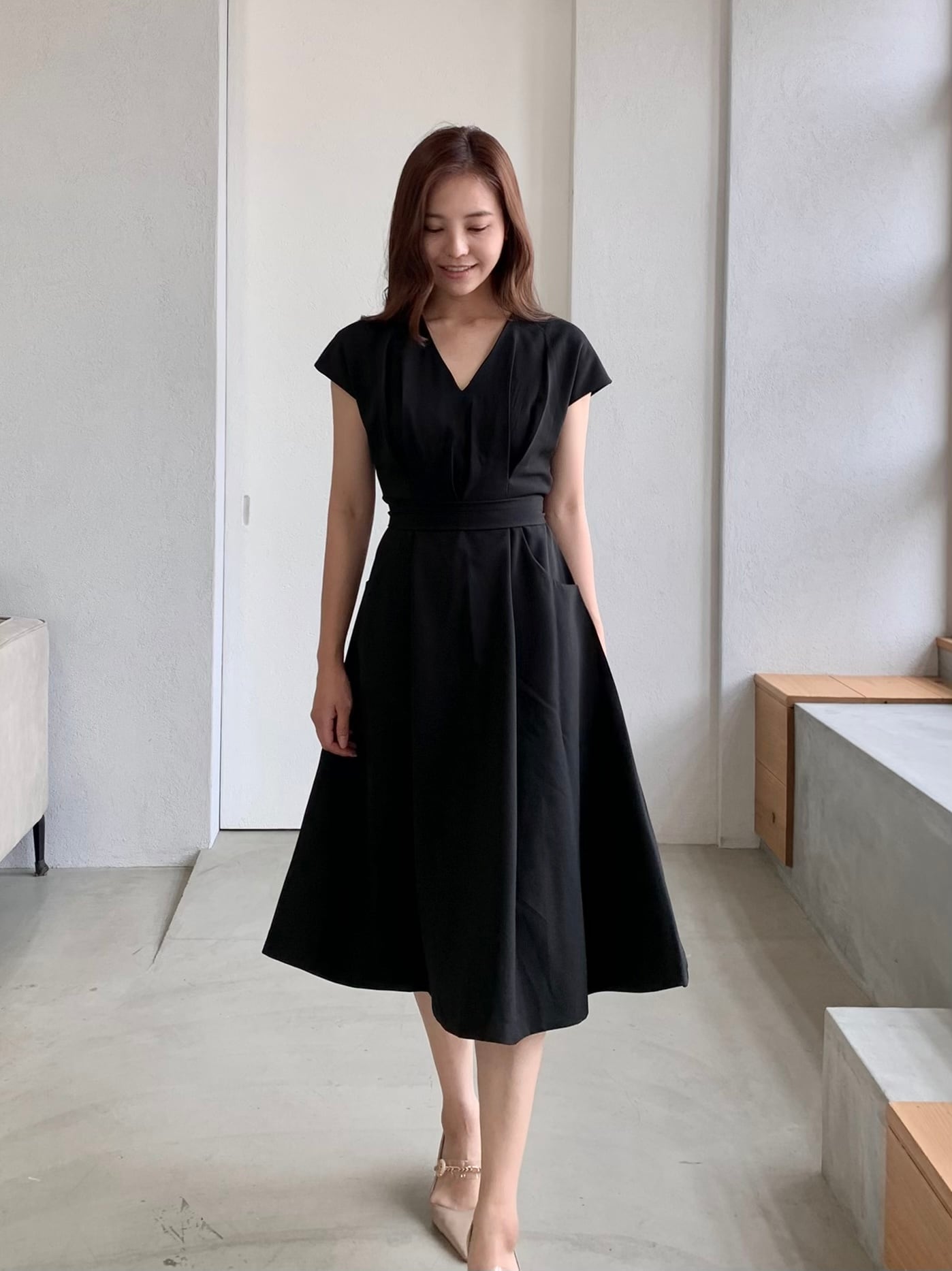 Vネック ウエストマークワンピース BLACK | on off focus inc.