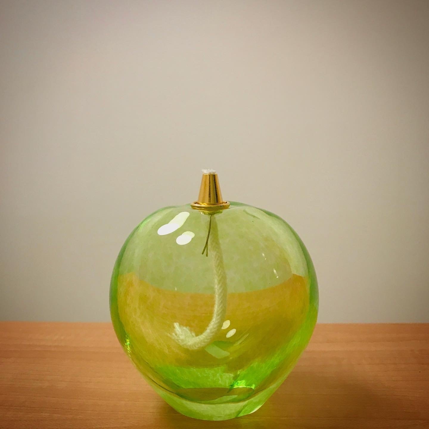 津軽びいどろ オイルランプ（青りんご）｜北洋硝子 | &SPECIAL Karuizawa