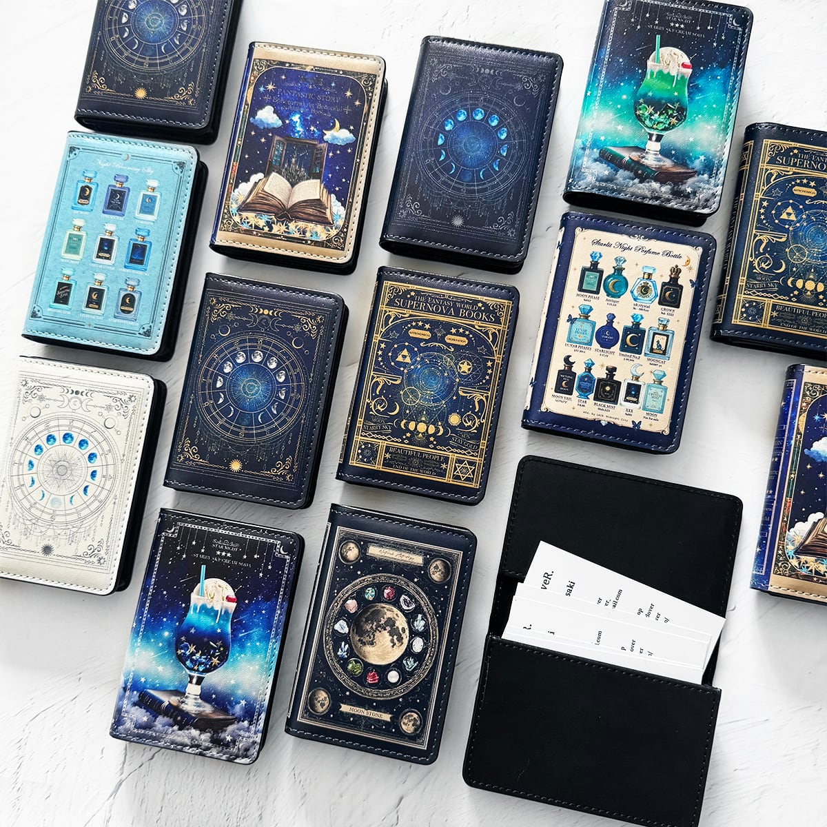 小さな本のような名刺入れ」選べる、星と月と天体柄 | LALA CloveR