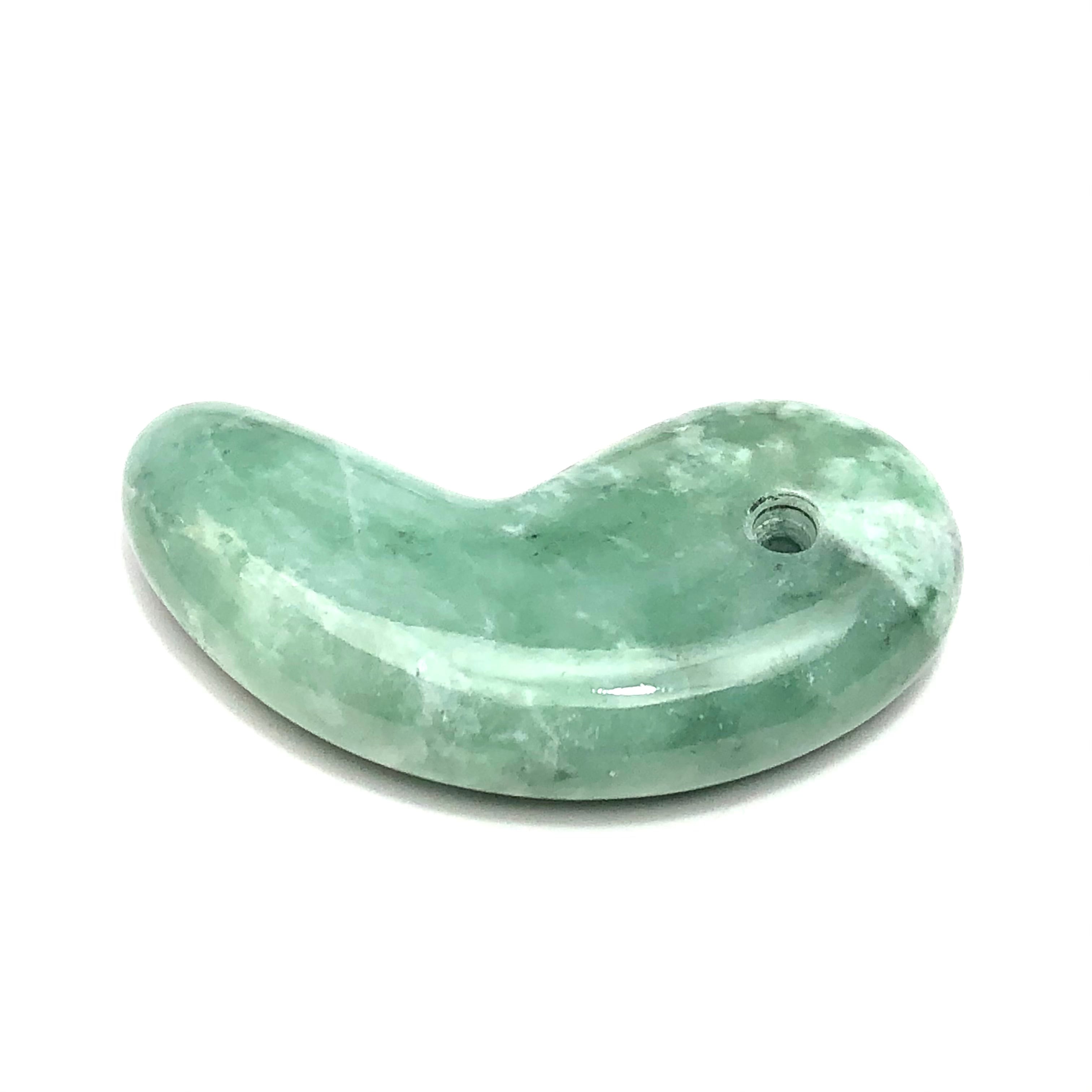 緑色 糸魚川翡翠勾玉：ロウカン質 MT0007 | 糸魚川翡翠工芸家 赤羽可行BASE