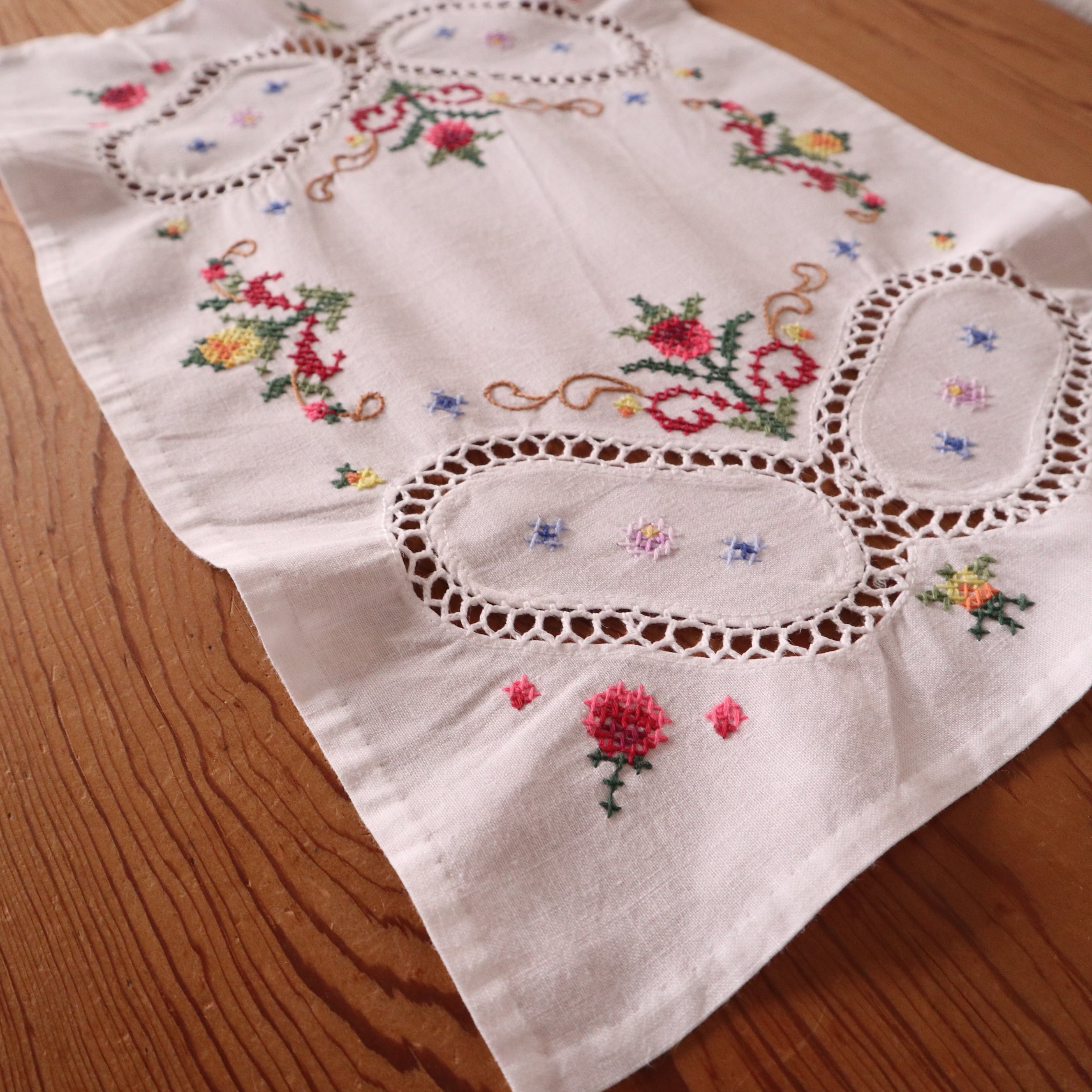 アンティークの刺繍テーブルクロスフランス アンティーク ひよことお花
