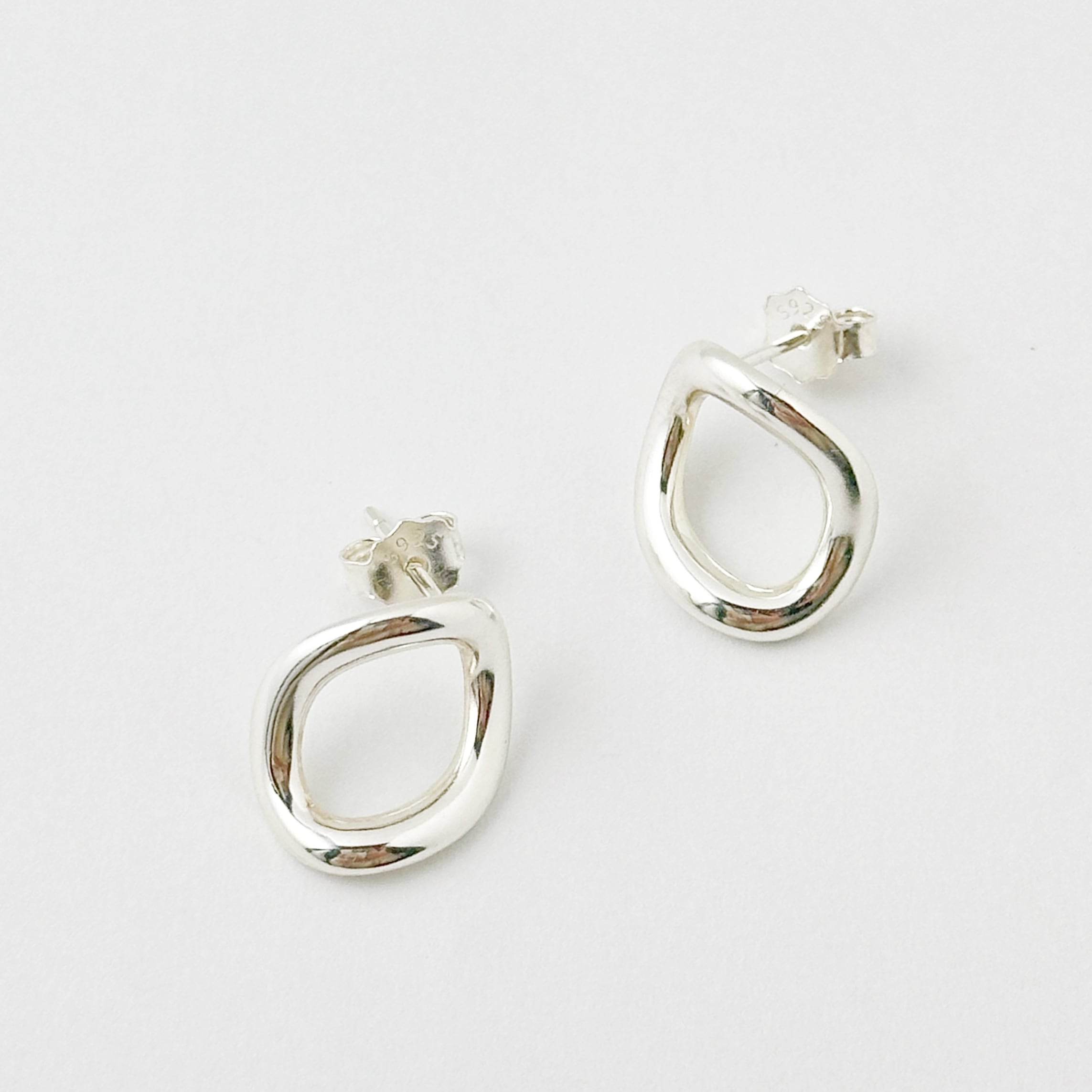 シルバーの質感が美しい いびつなオーバル スタッドピアス | 【公式