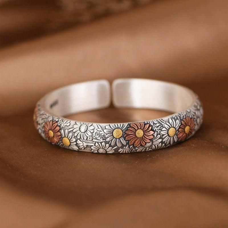 コスモスの花のバングル - 彫刻が美しく重厚感ある純銀アクセサリー