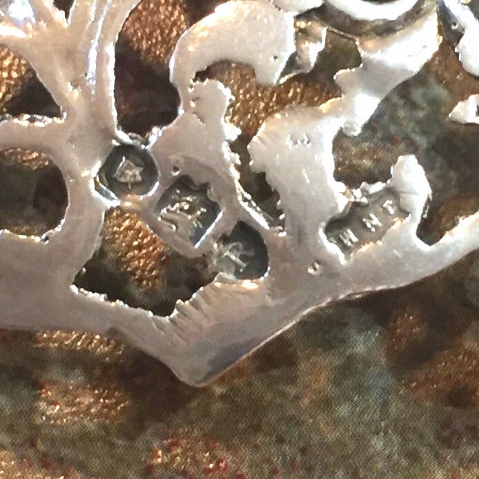 イギリス製 素晴らしい細工の純銀 ボンボンスプーン | Rosy Baby