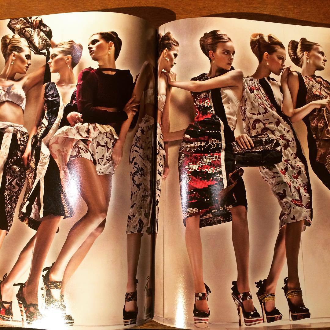 プラダにまつわるアーカイブをまとめた豪華本「Prada」 | 古本トロニカ