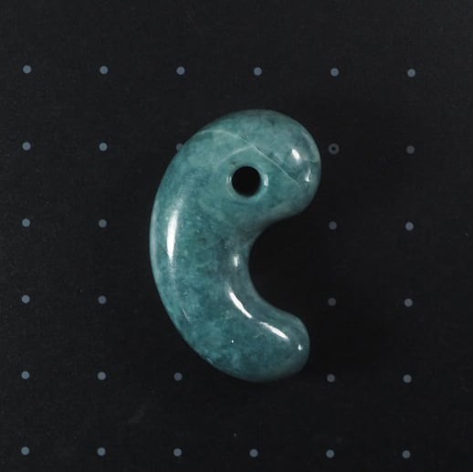 糸魚川翡翠 希少色 大所産 青翡翠 勾玉 15.1g Itoigawa Blue Jadeite