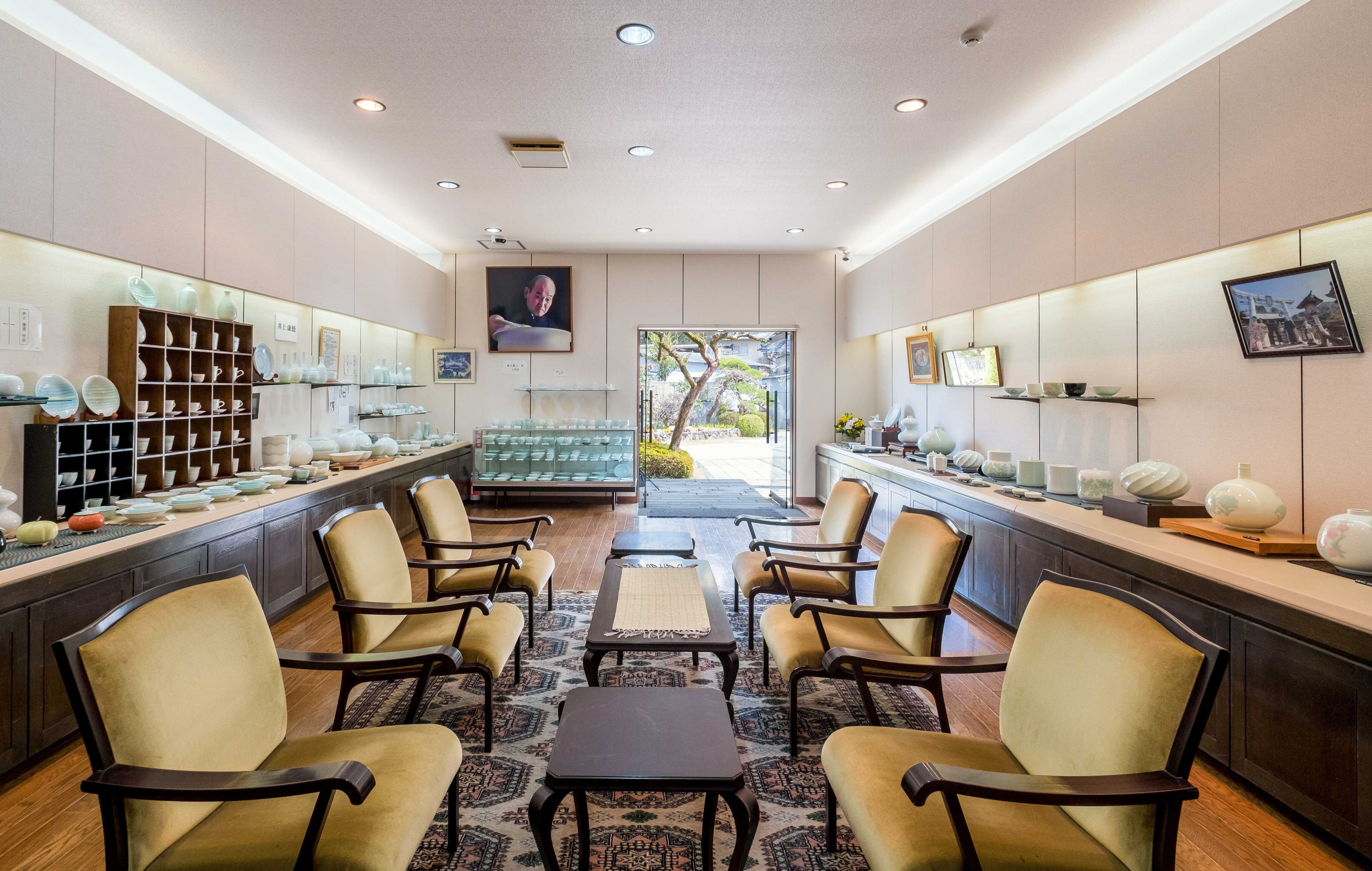 No.98【井上萬二窯作】白磁緑麦彫文皿 | 井上萬二窯 INOUE MANJI KILN