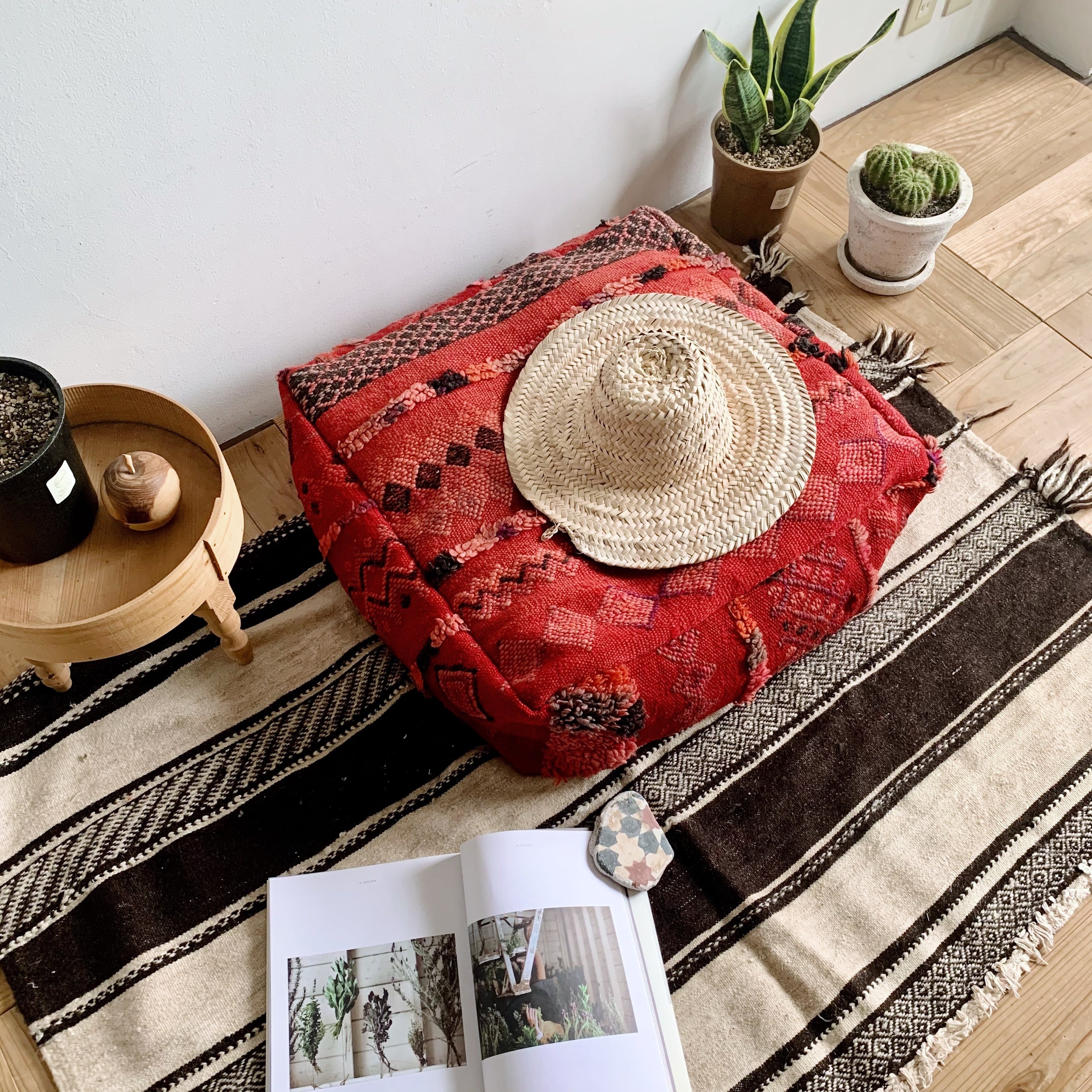 モロッコのオールドキリムラグをリメイクしたプフ | モロッコの暮らし