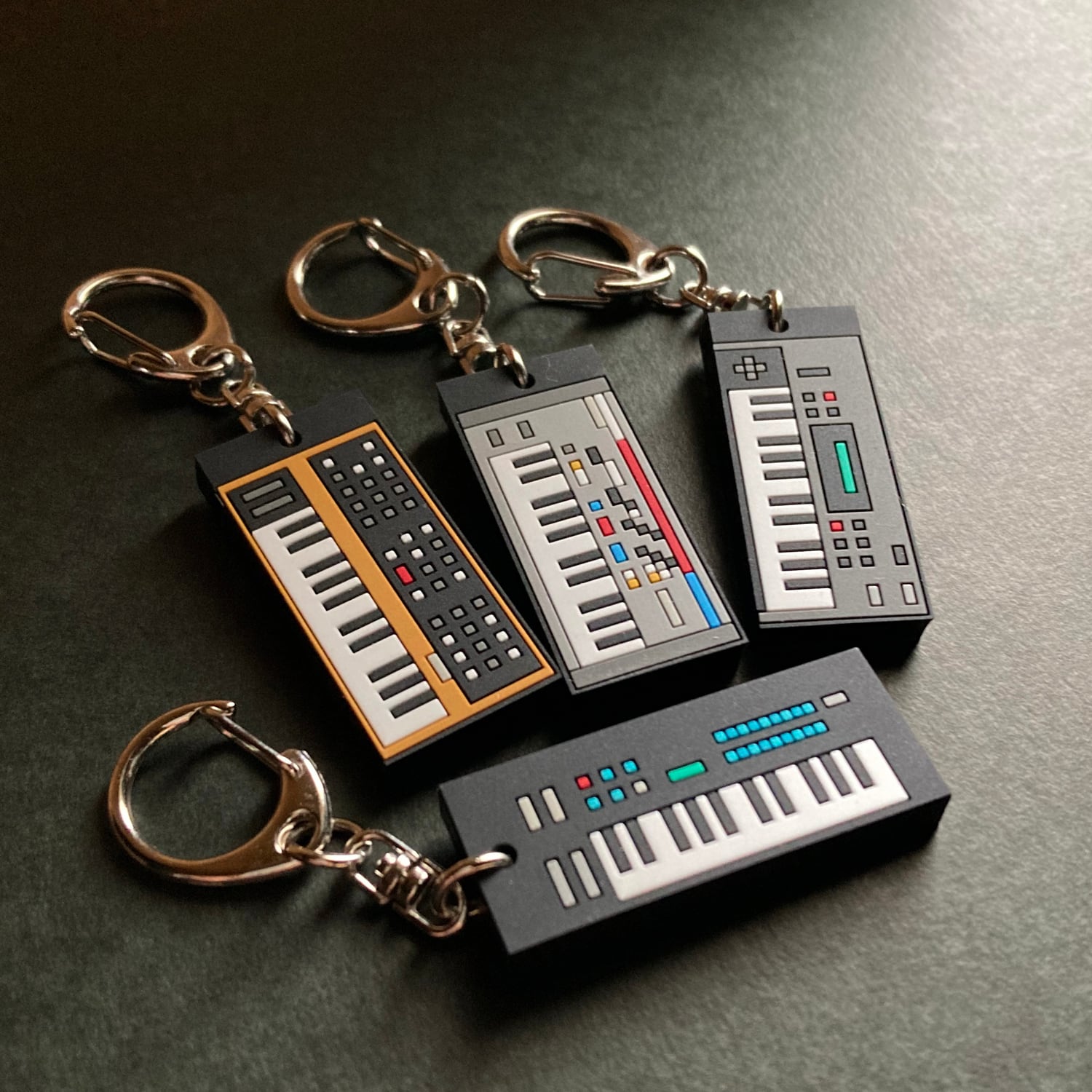 キーホルダー】シンセ ラバーキーホルダー 4種！アソート4個セット