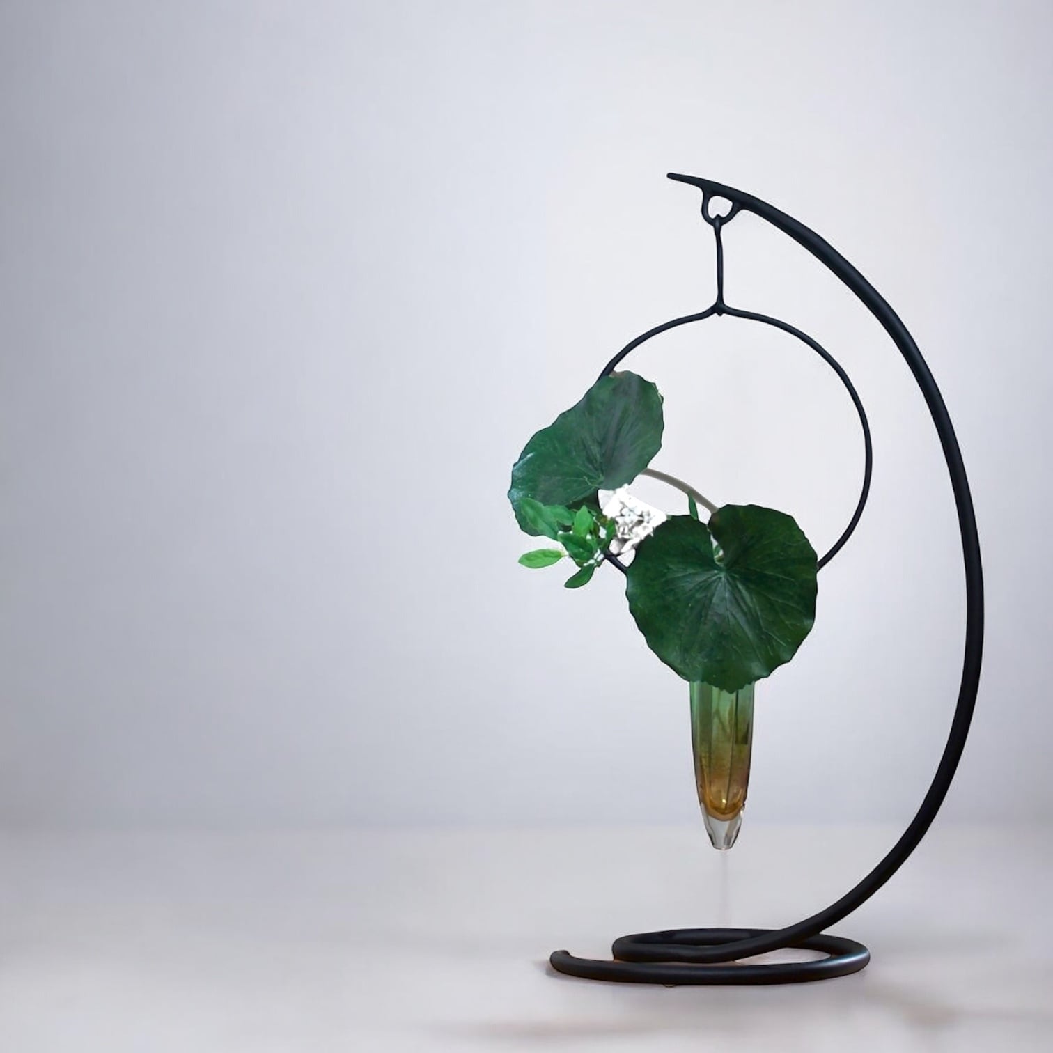 鉄器(高さ50cm)ゆらり円 (花器ガラス18cm x1付） | TSUNE;田中恒子の器