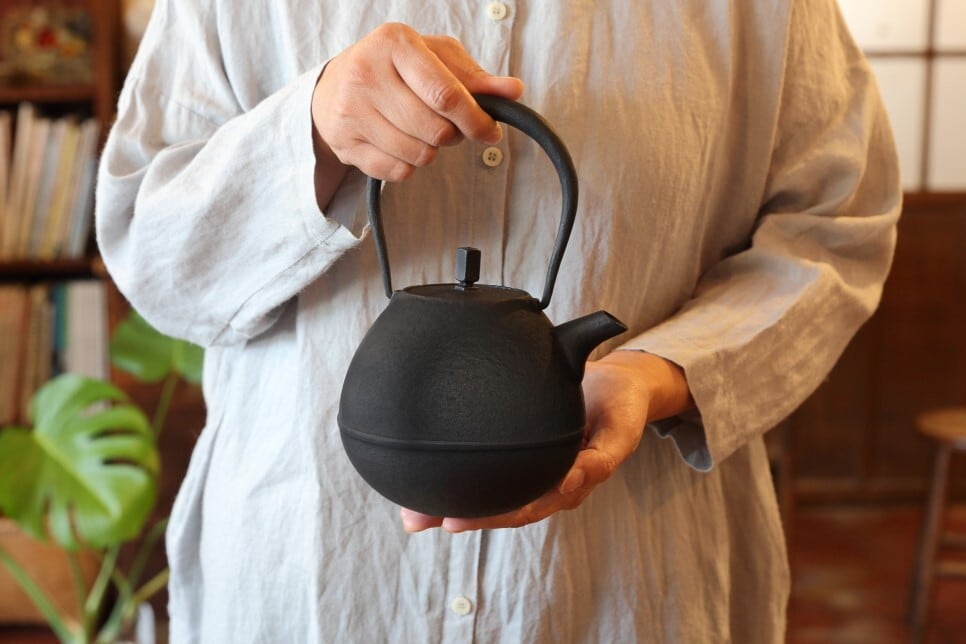 鉄瓶 Egg(大) 0.9L 空間鋳造 【WEB限定】 | まいにち、鉄器。