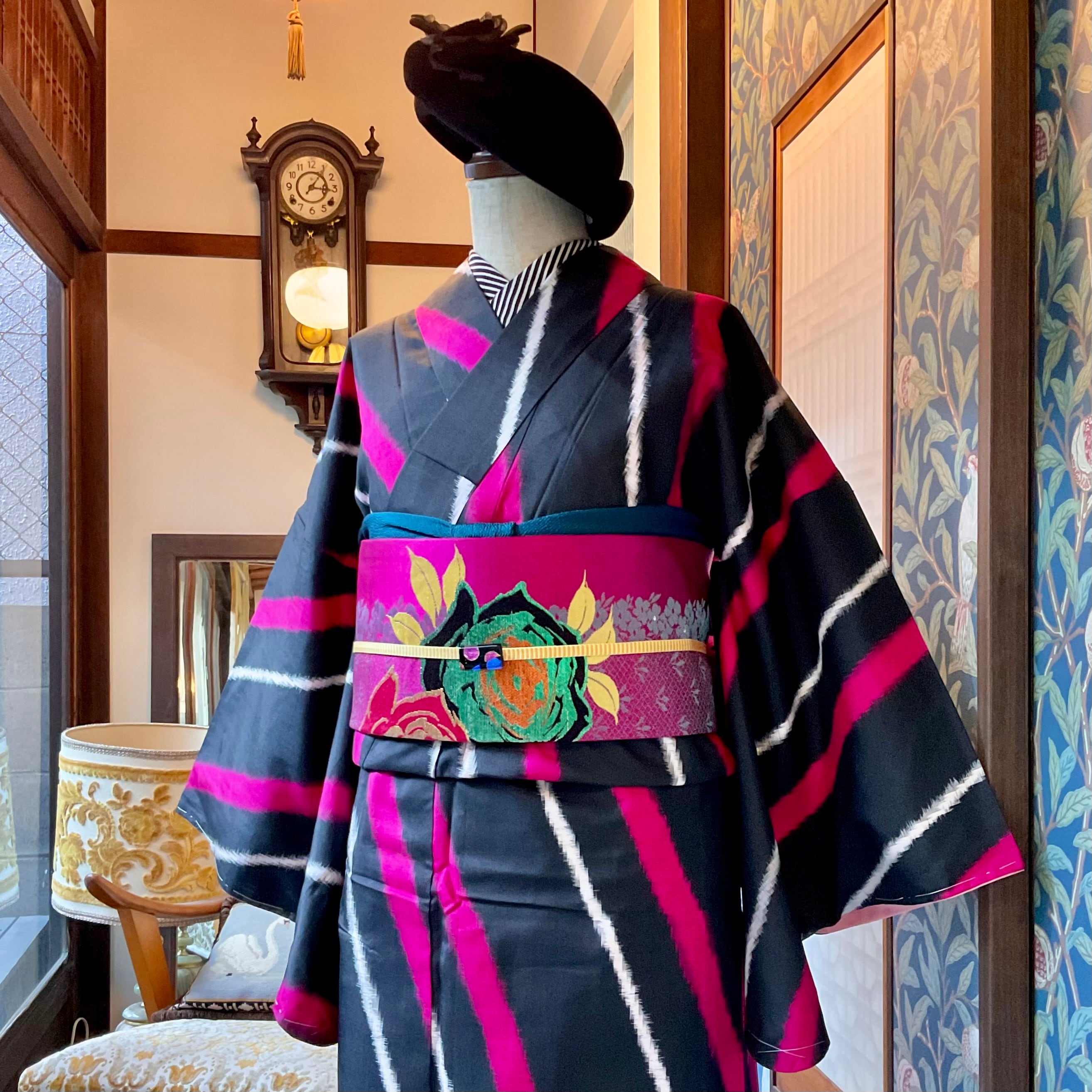 slant stripes＊銘仙 黒 オーキッドピンク アンティーク銘仙着物 A424