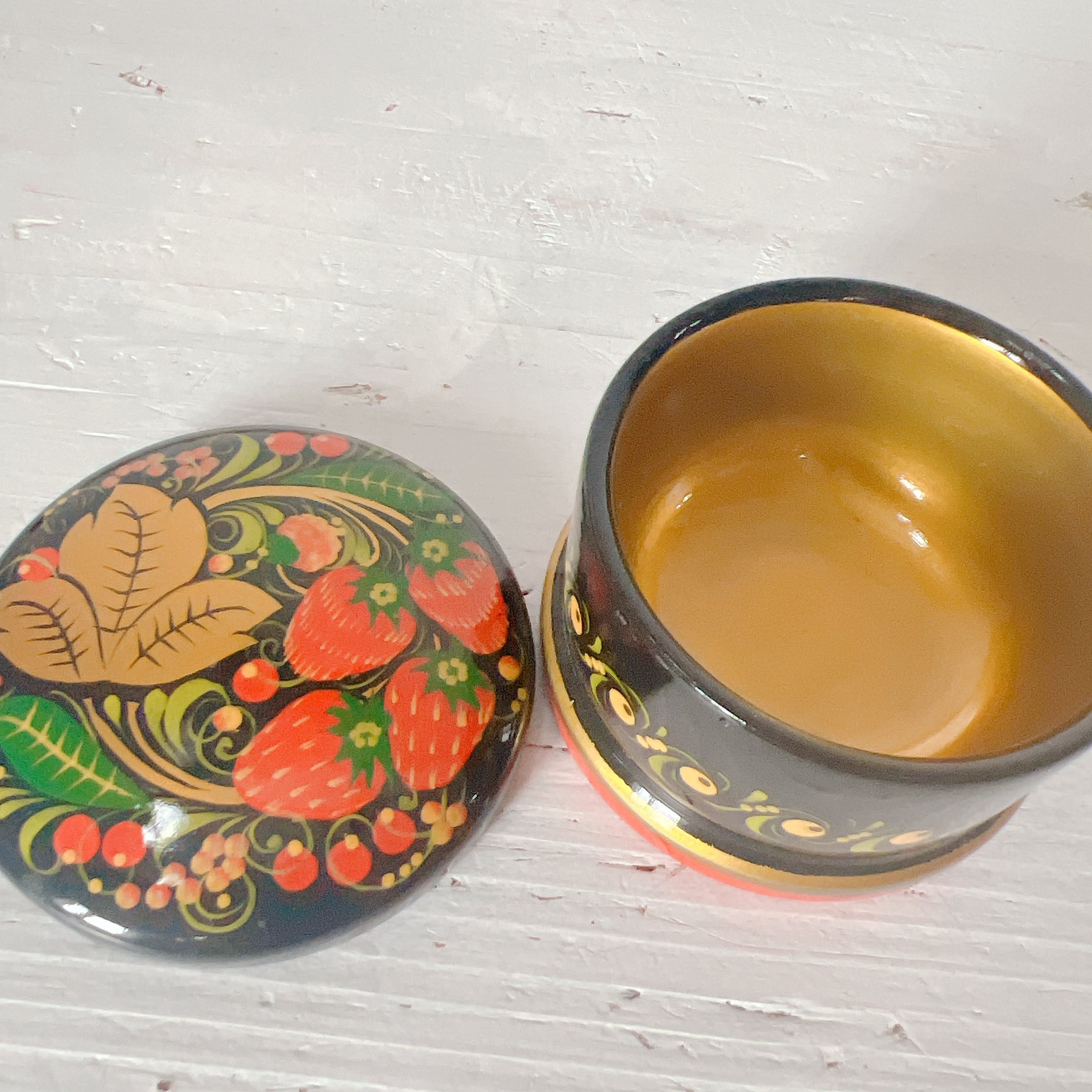 ロシア伝統工芸「ホフロマ塗り」手のひらサイズの蓋付きケース HH03