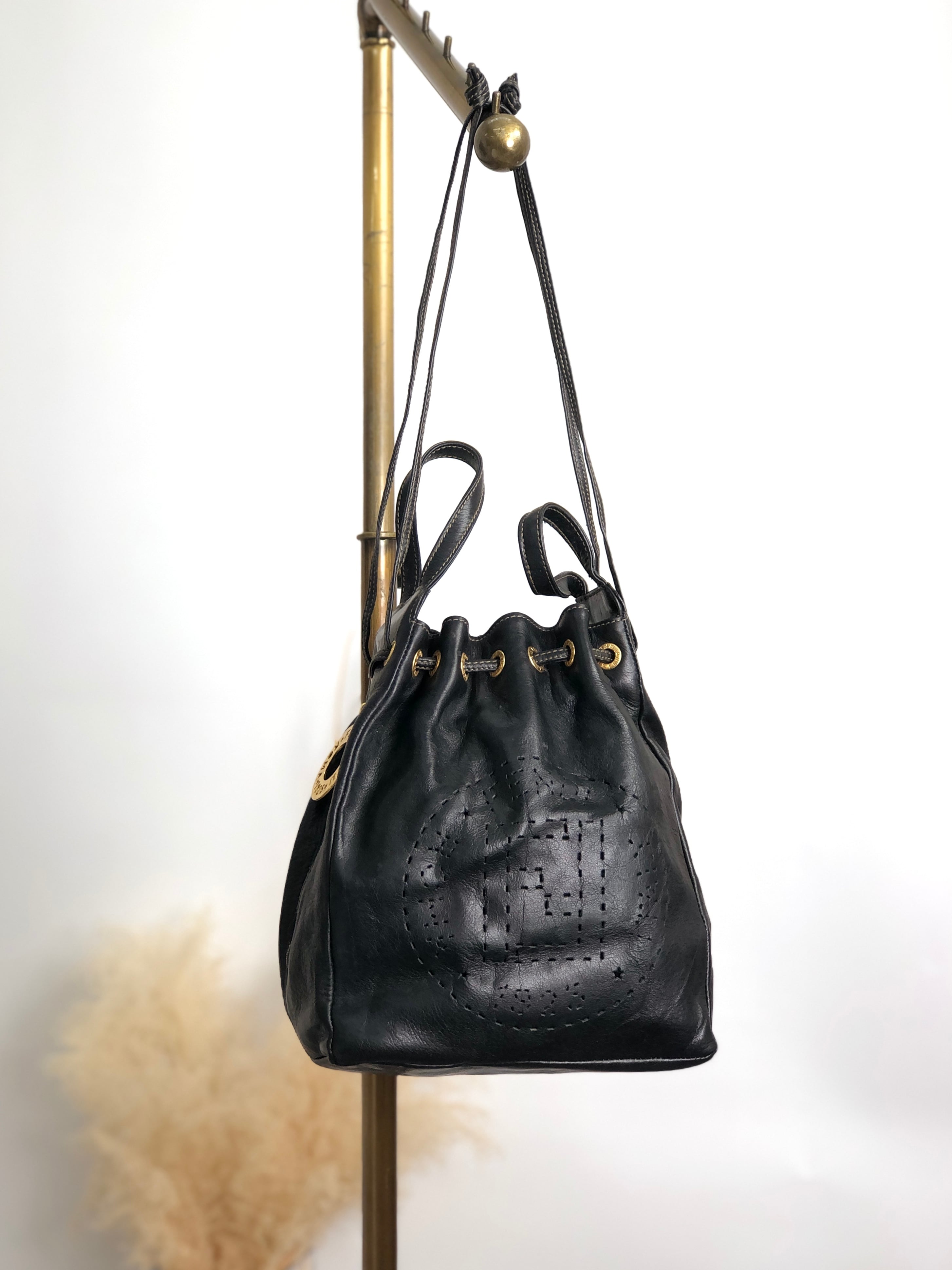 FENDI フェンディ ショルダーバッグ ブラック ロゴ カットアウト