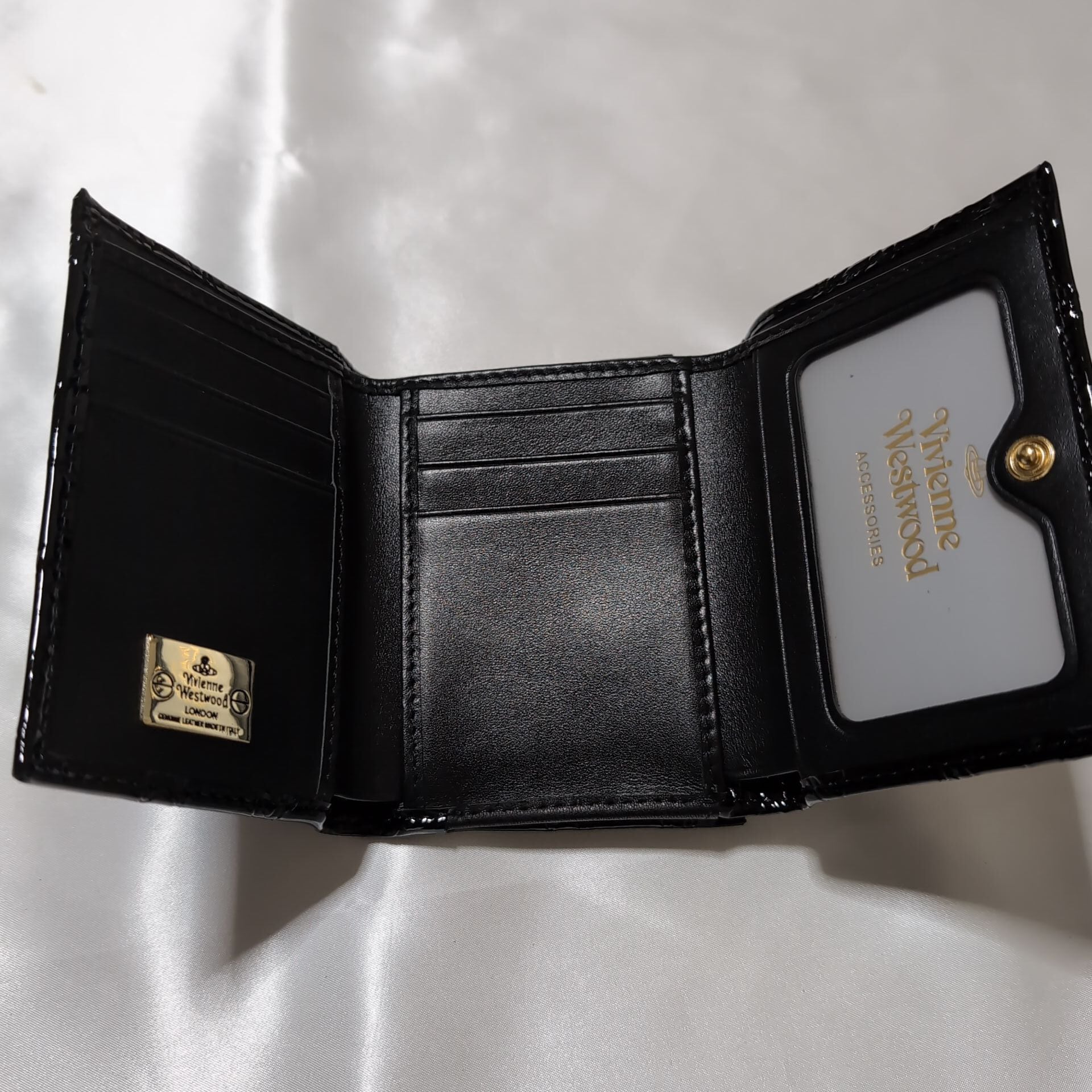 ヴィヴィアンウエストウッド エナメル がま口三つ折り財布 ブラック