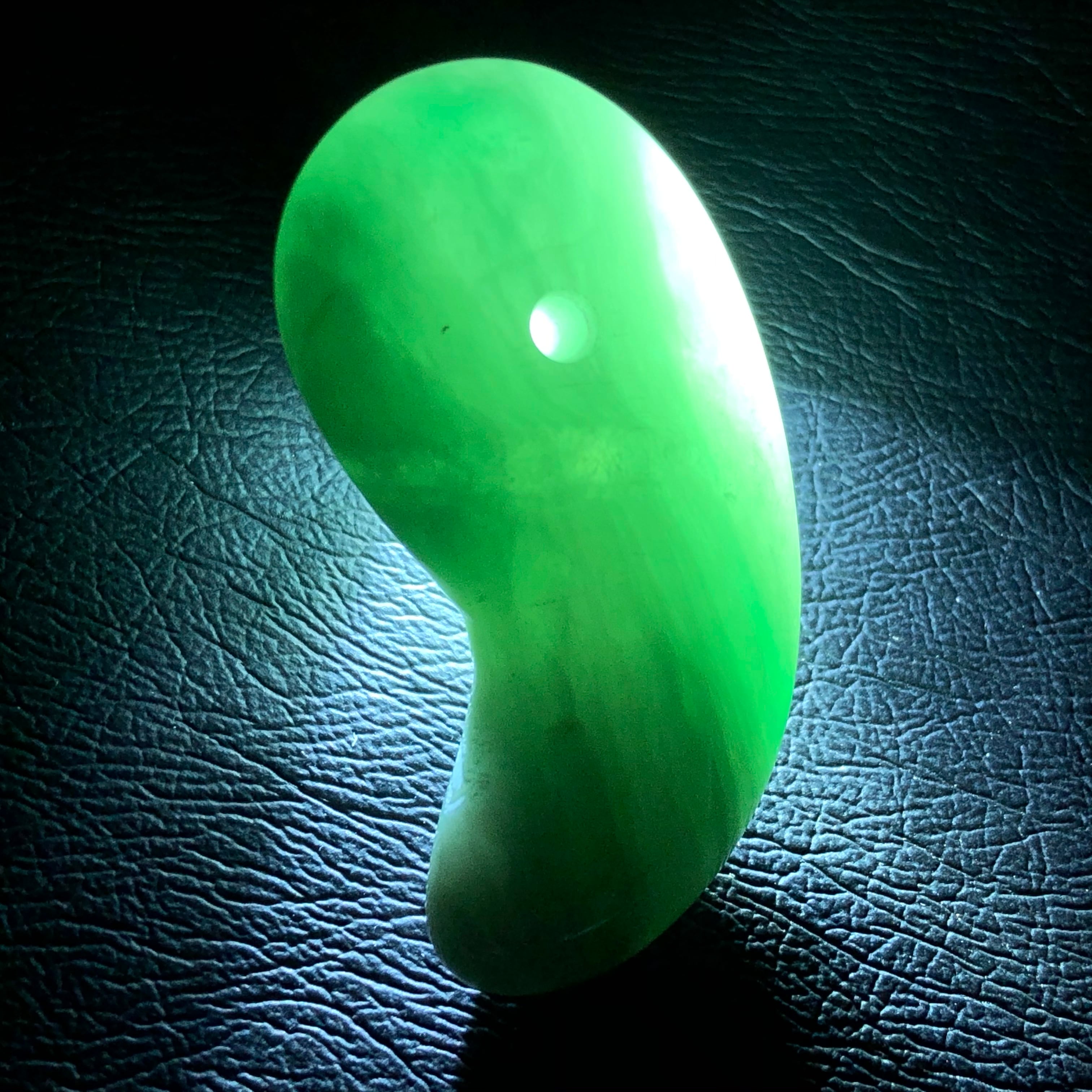 緑色 糸魚川翡翠:ロウカン質:勾玉 MT0029 | 糸魚川翡翠工芸家 赤羽可行BASE