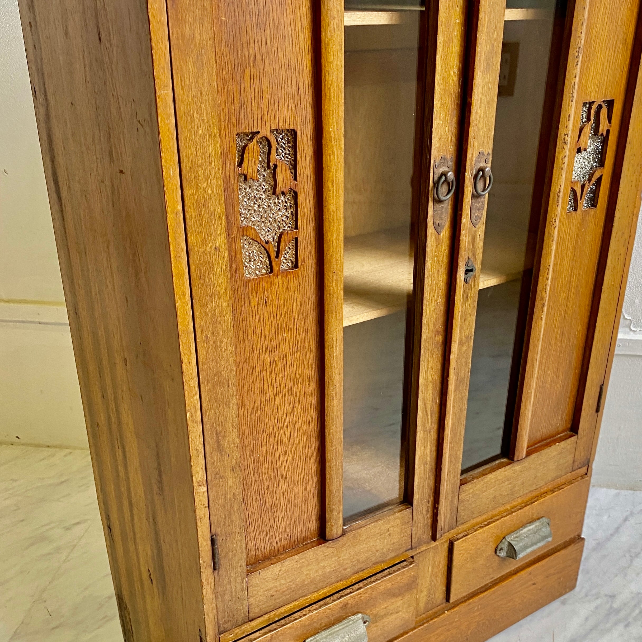 昭和レトロ 小振りなガラス扉付き両開きの棚 本棚 引出し 飾り棚