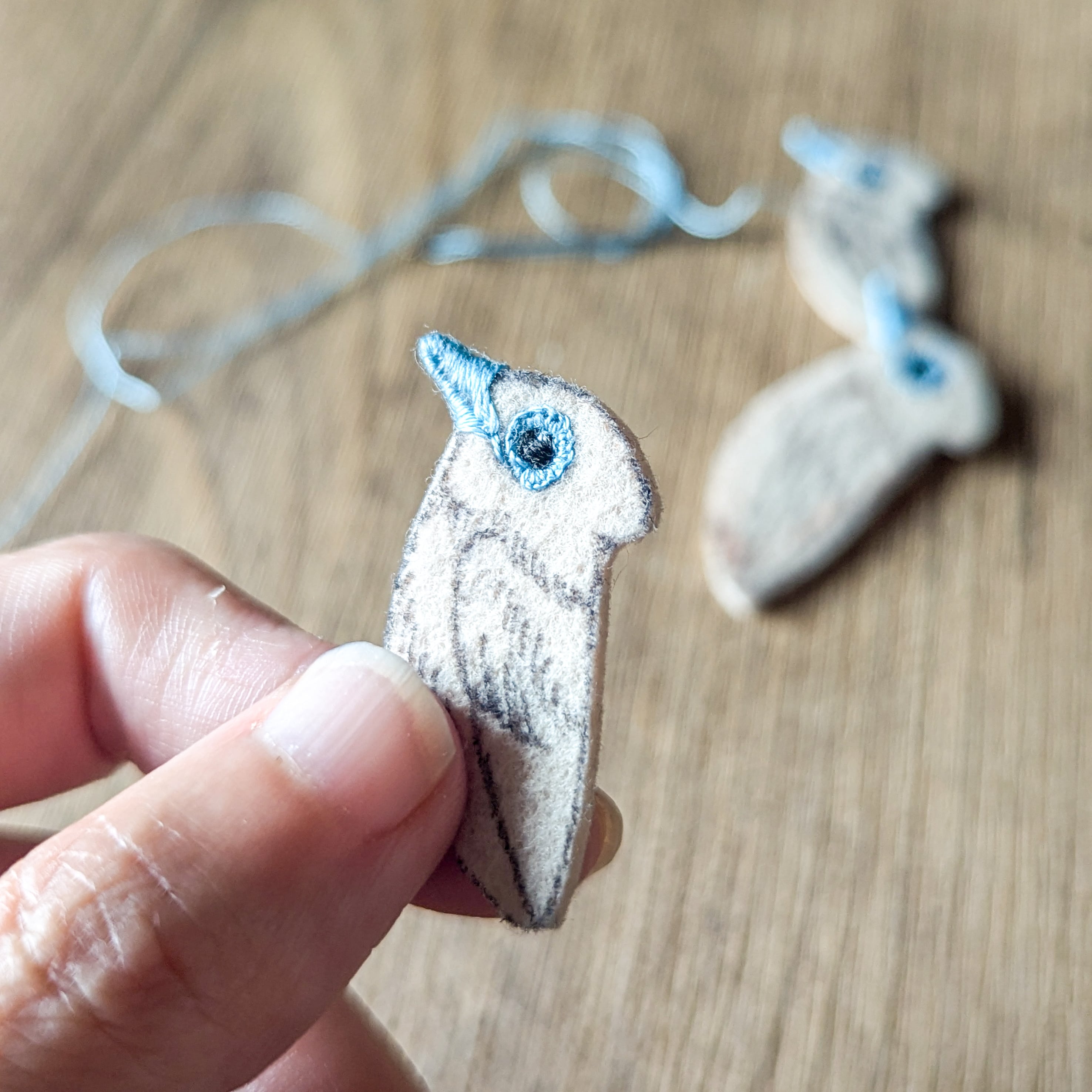 夏季限定】サンコウチョウの刺繍ブローチ | CANCAN