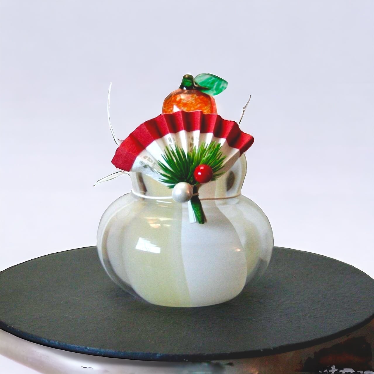 ガラス 鏡餅 白 (高さ 13 cm) (扇のお飾り付) | TSUNE;田中恒子の器
