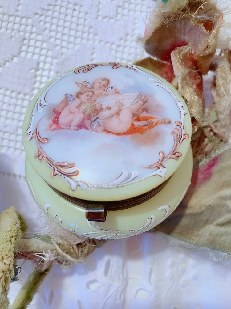 フランス 天使が可愛いミルクガラスのピルケース | AntiqueRose