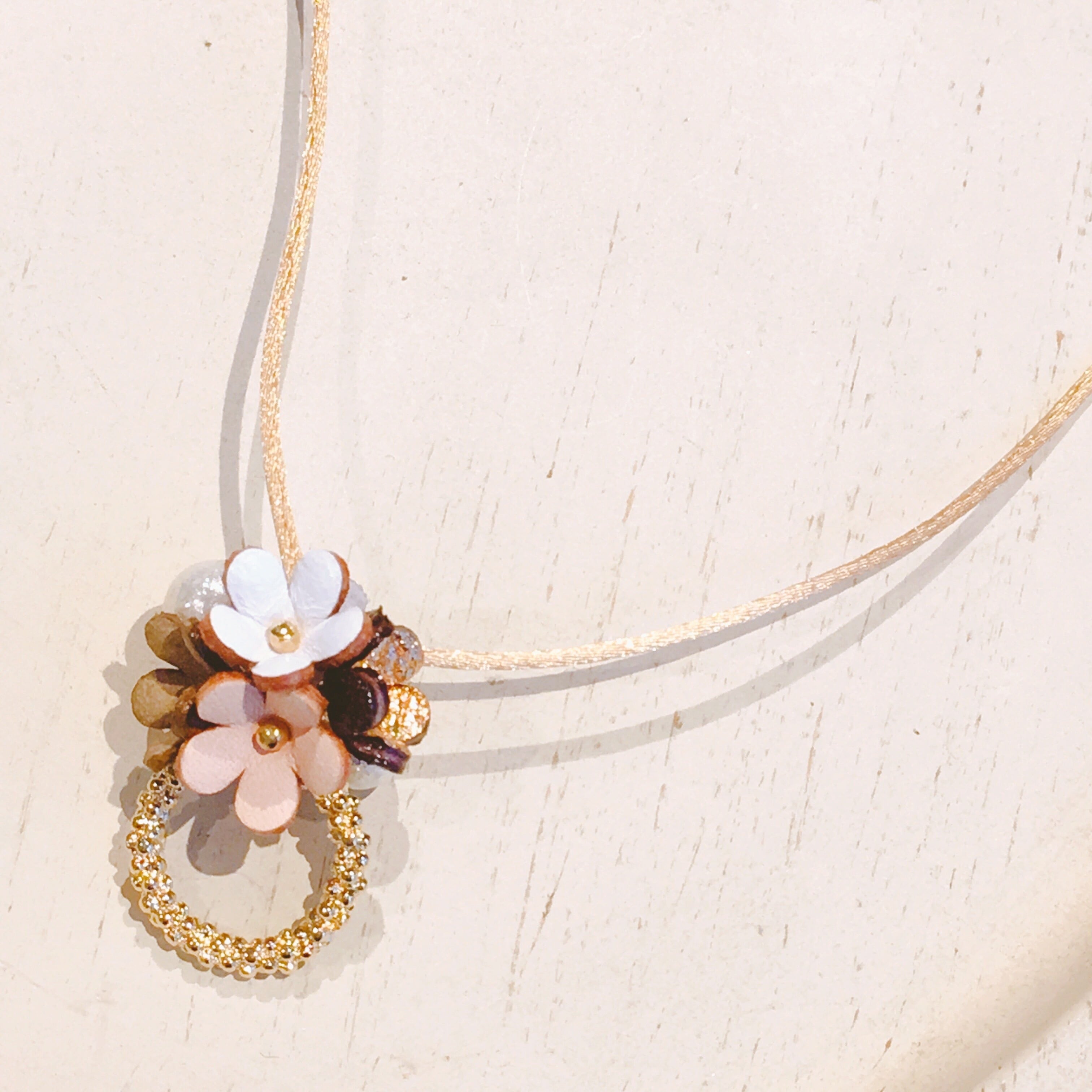 ジャスミン花 メガネホルダーネックレス（花色ホワイトゴールドカラー