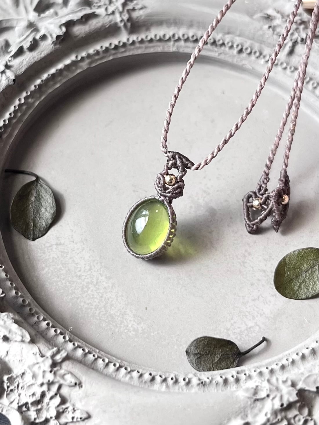 2種類のグリーンアンバー・ペリドットのマクラメネックレス グリーンの