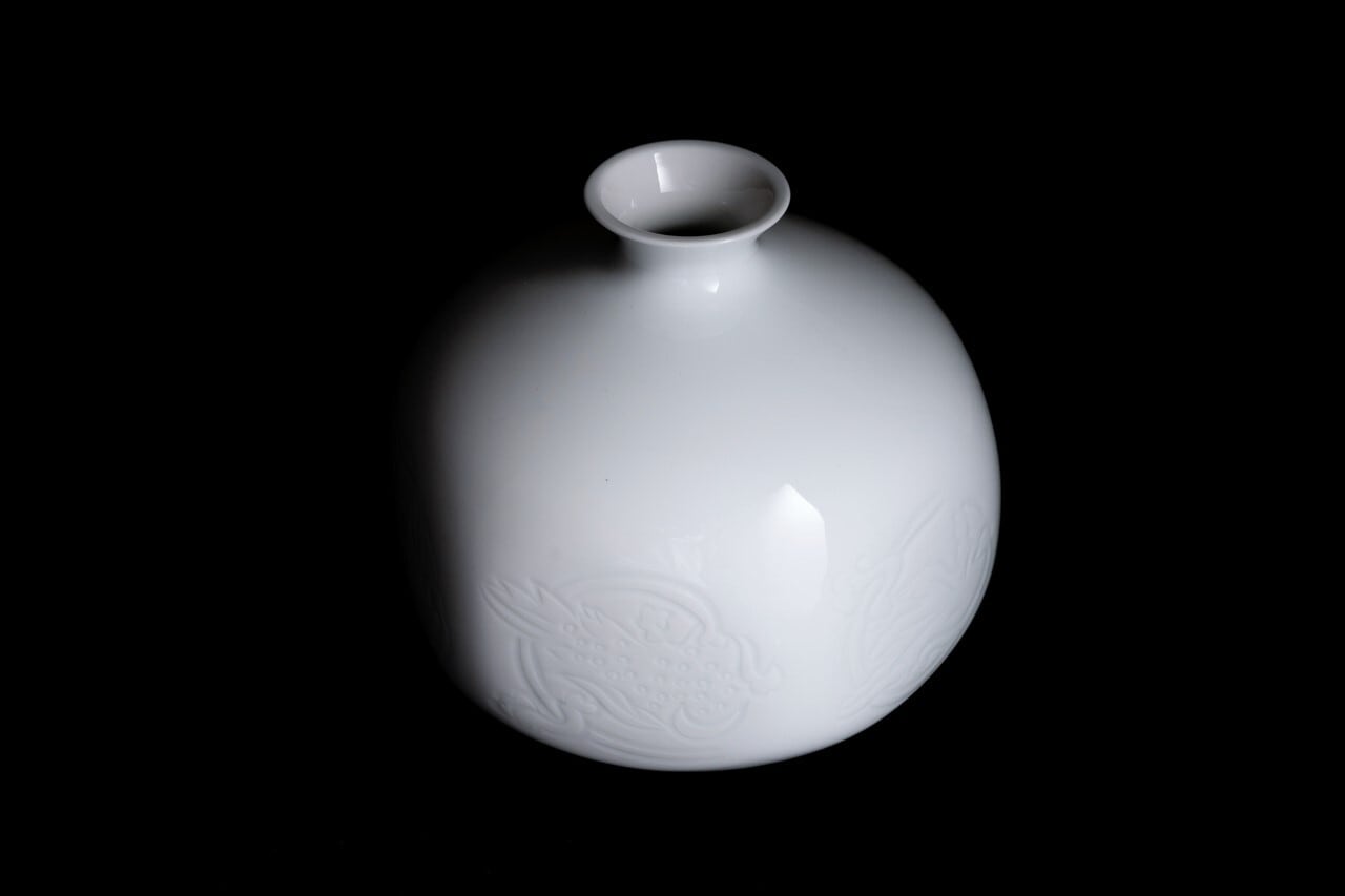 井上萬二作】白磁彫文面取壷 | 井上萬二窯 INOUE MANJI KILN