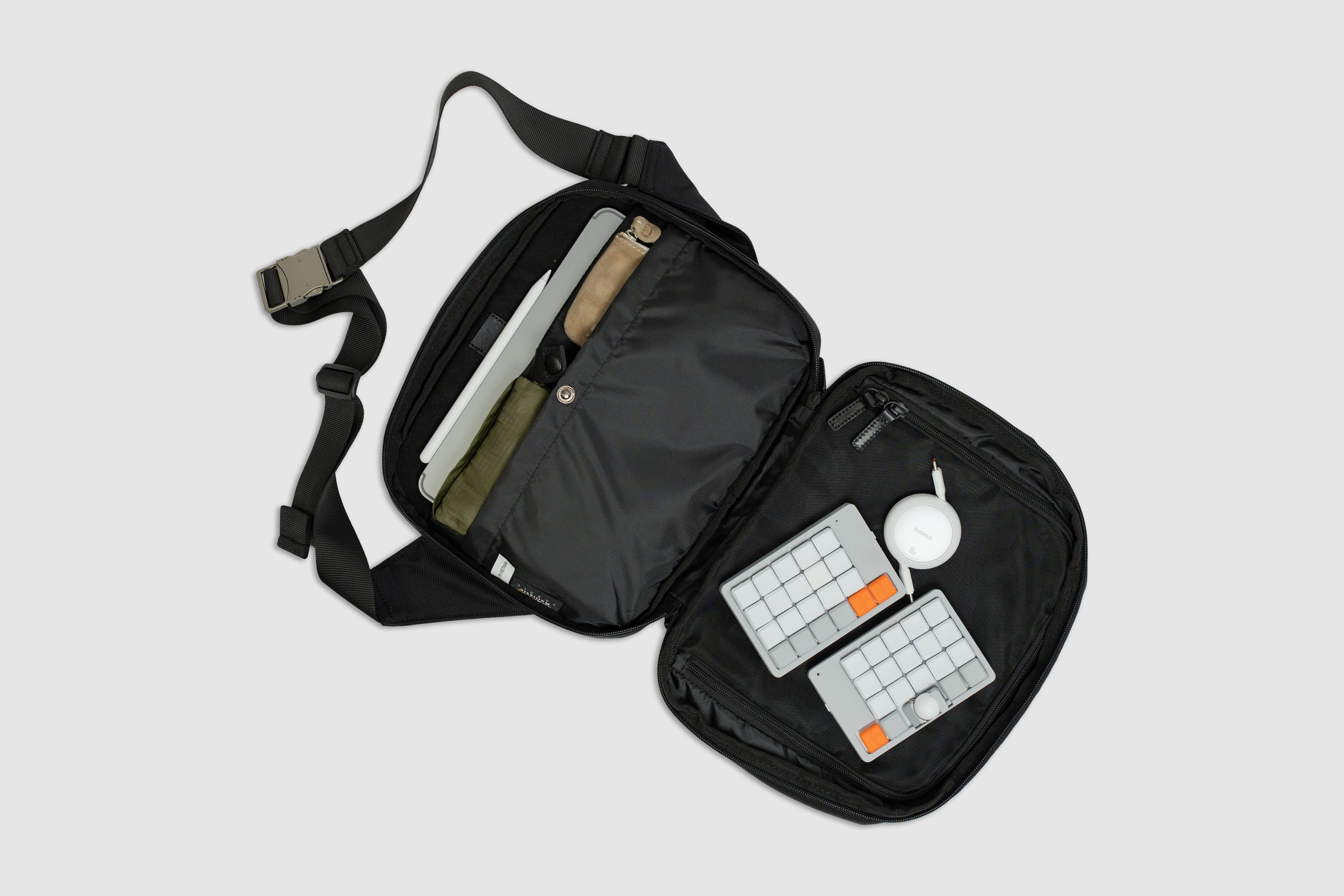 iPadユーザーのためのボディバッグ「HALFDAY PACK ver.2」 | drip公式