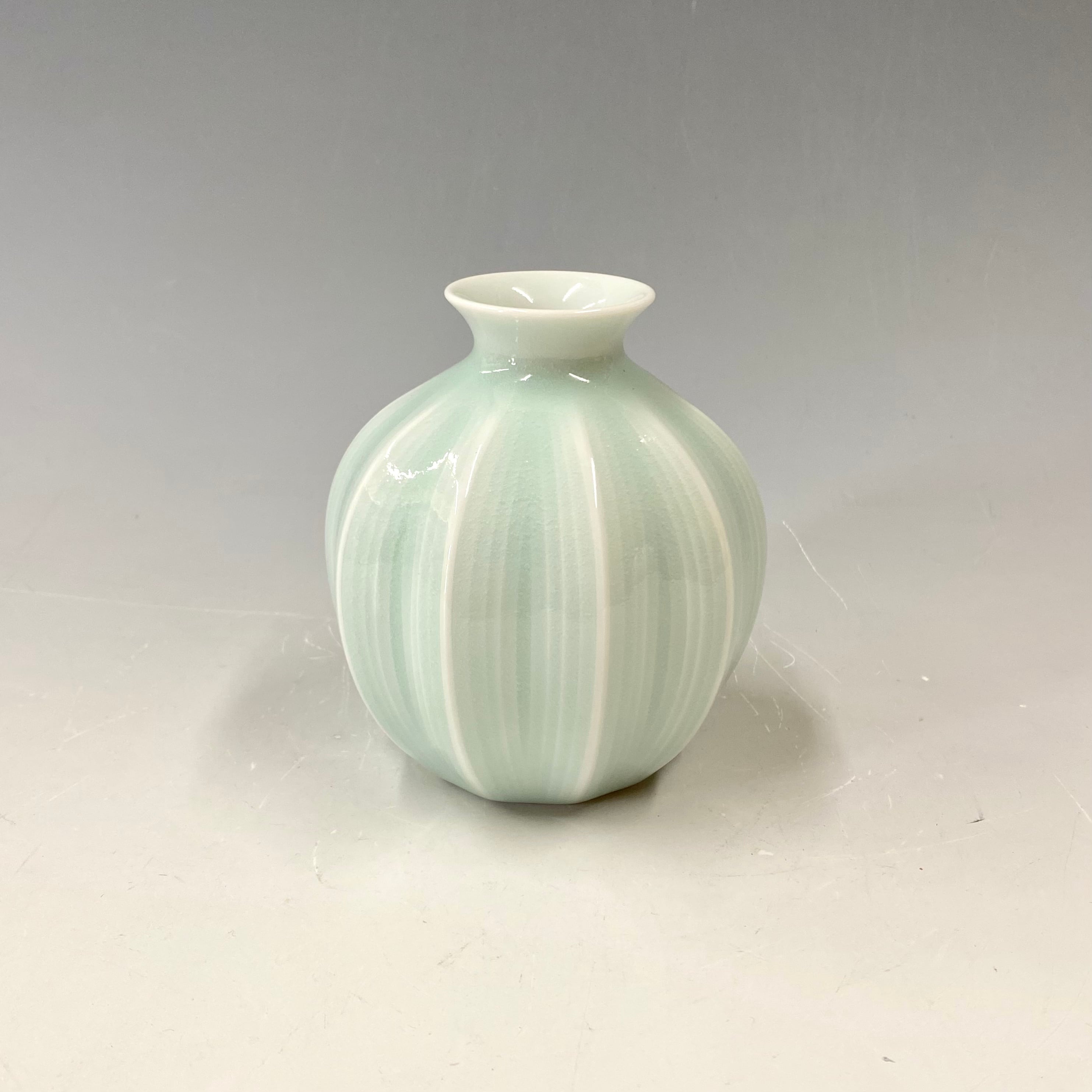 中尾純】青白磁面取線彫徳利(縦) | 中仙窯