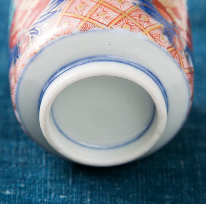 伊万里 のぞき猪口 色絵金彩 覗 盃 おちょこ 酒器 窓絵 牡丹 経菱 四方