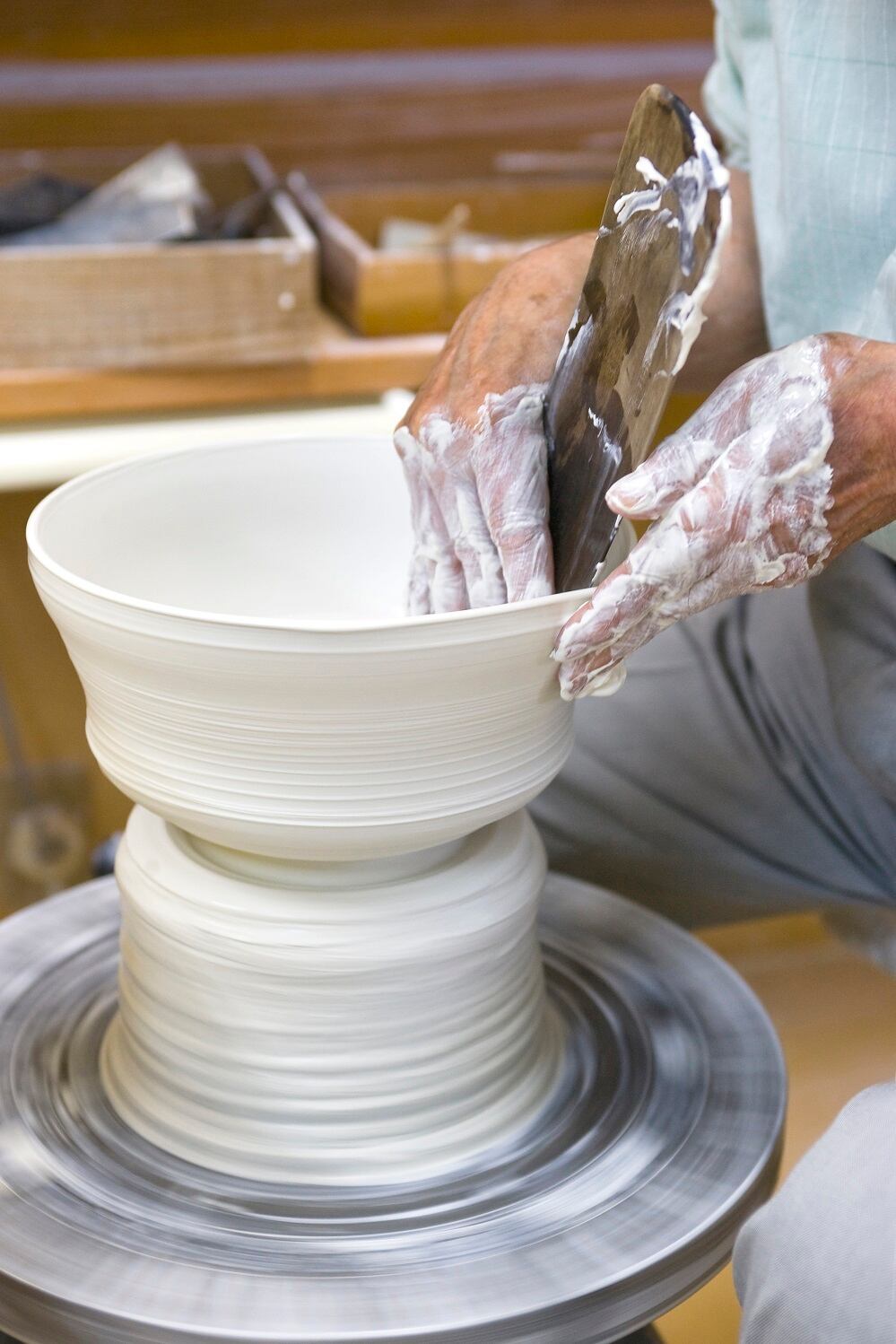 井上萬二作】白磁緑彩釉桜彫文壷 | 井上萬二窯 INOUE MANJI KILN