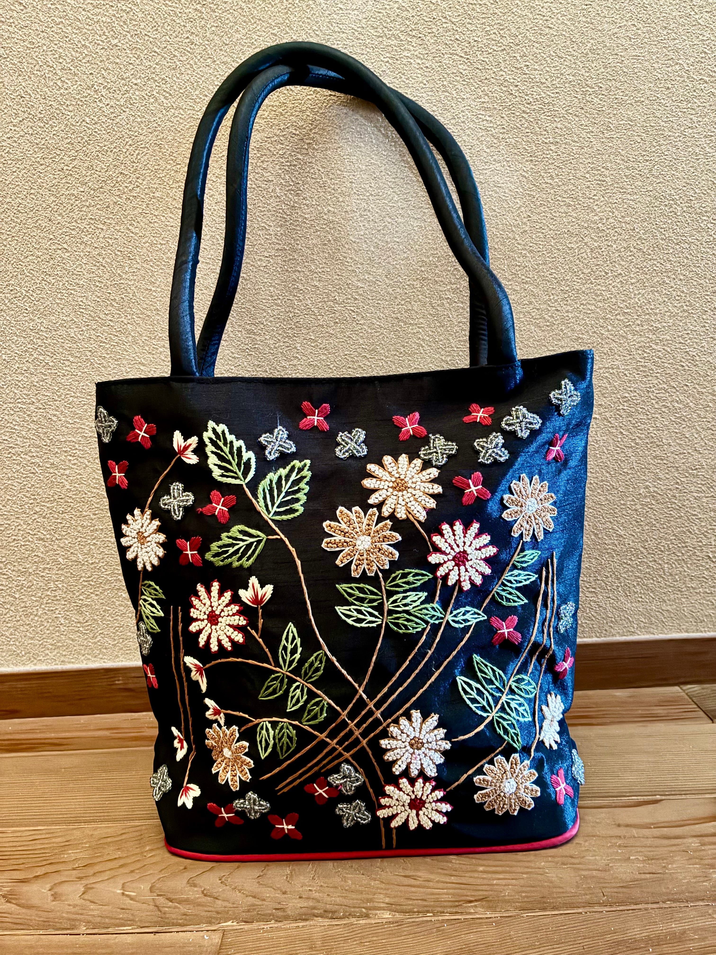 トートバッグ 黒 ハンドメイド刺繍 花柄 カラフル | 世界の輸入雑貨