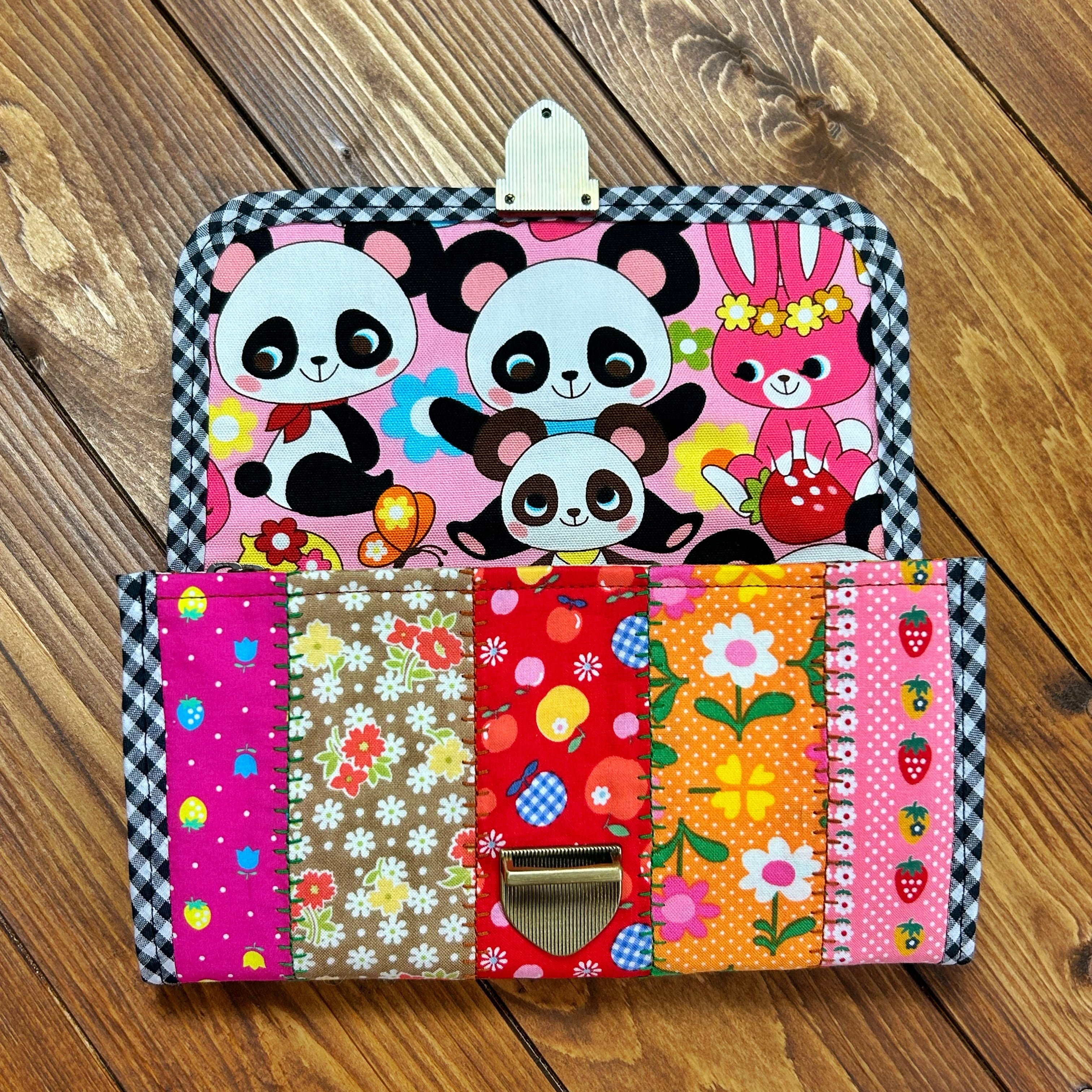 どこで買ったの？と聞かれちゃうレトロカラフルなやりくり長財布