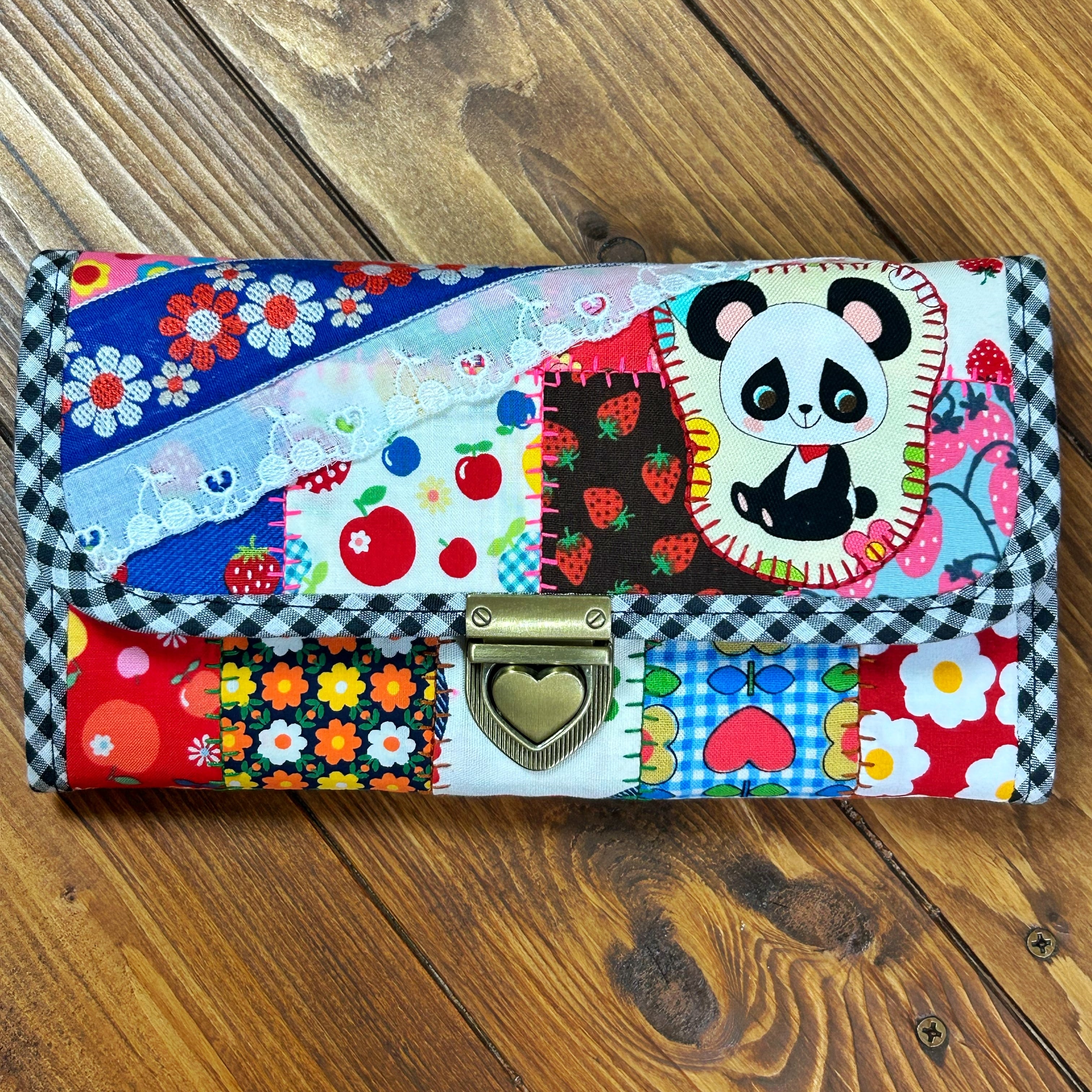 どこで買ったの？と聞かれちゃうレトロカラフルなやりくり長財布