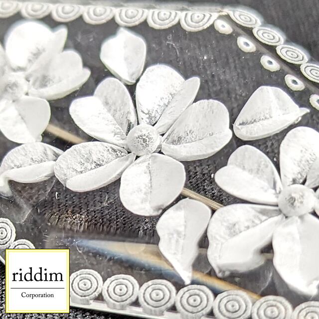 フローラル裏彫りブローチ [ riddim ] リディム クリスタル アクリル