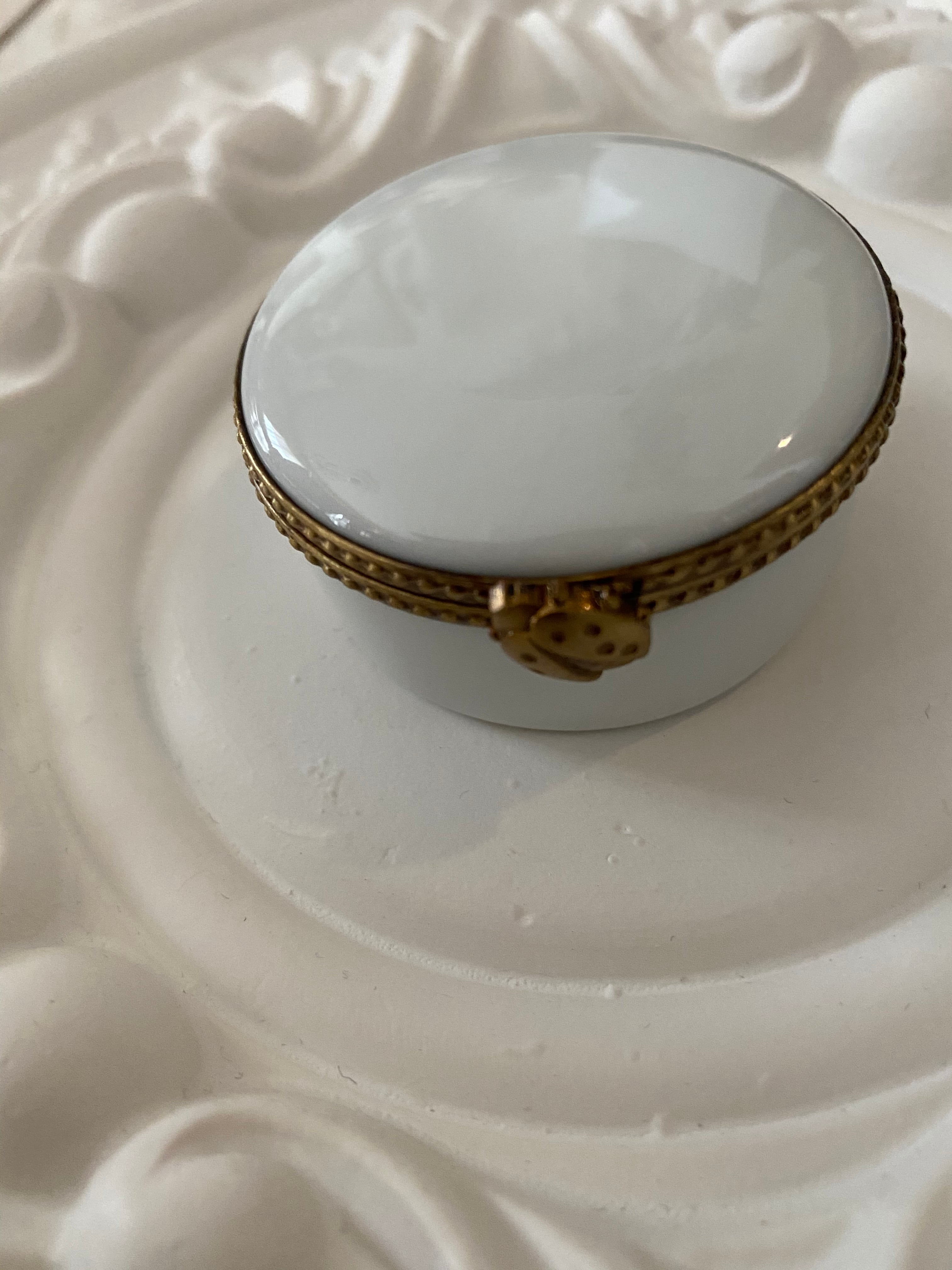 リモージュbox 白磁 ピルケース てんとう虫 | Chouette