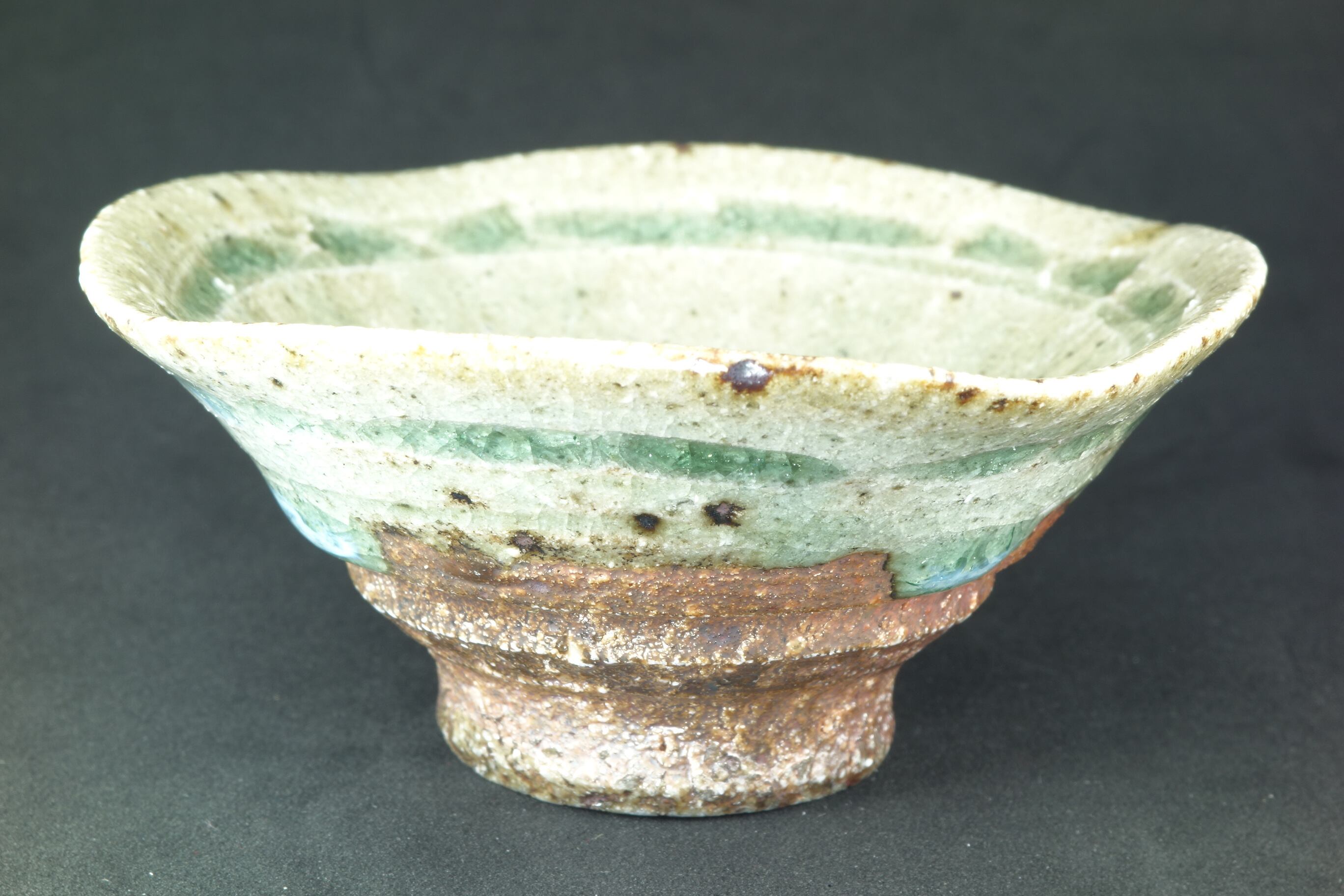 唐津焼ぐい呑み 碇 健 作品 青唐津彫印ぐい飲み □希少土(唐津市玄海町