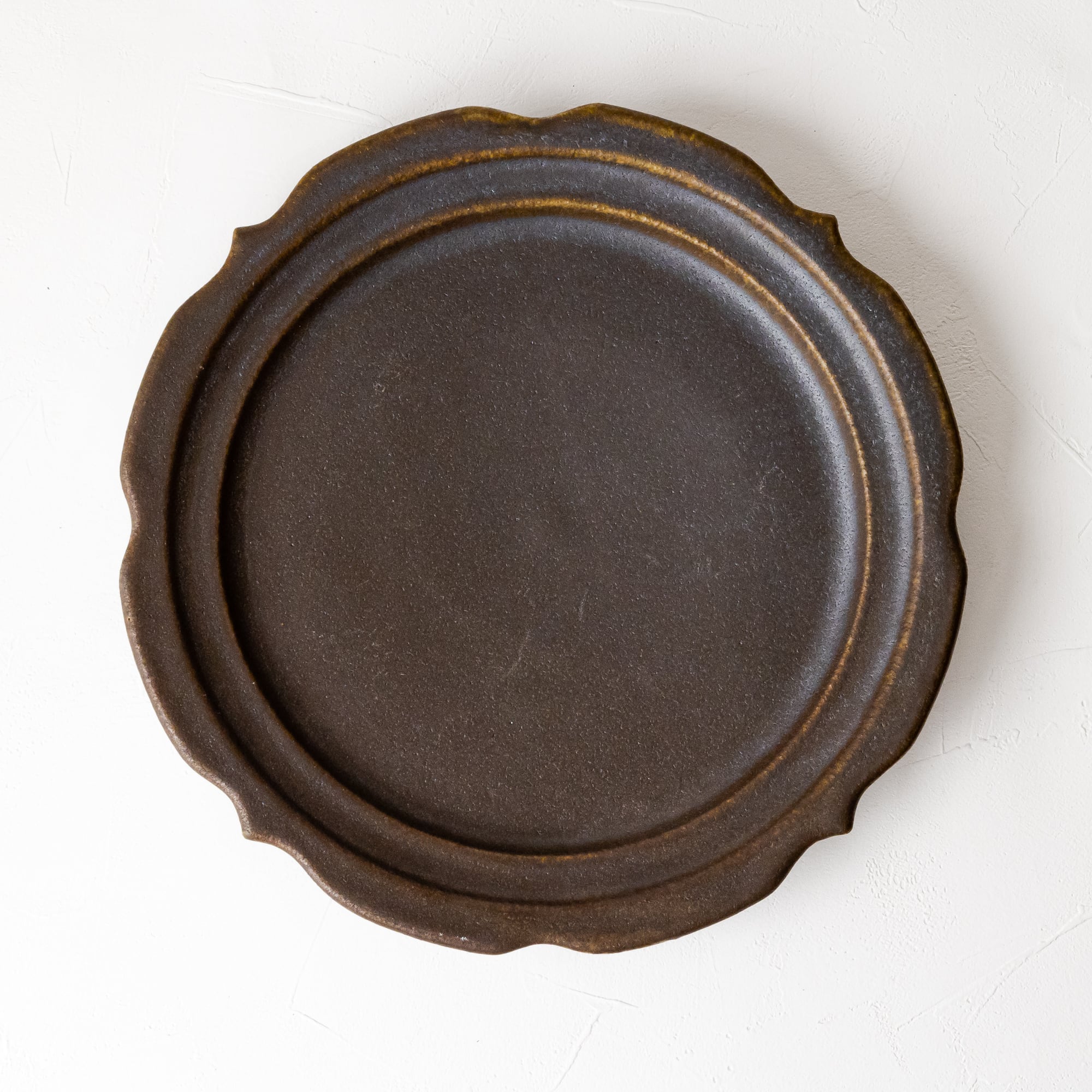 古谷 浩一］7.彫刻皿 ／8寸（錆釉） | UTSUWA KESHIKI