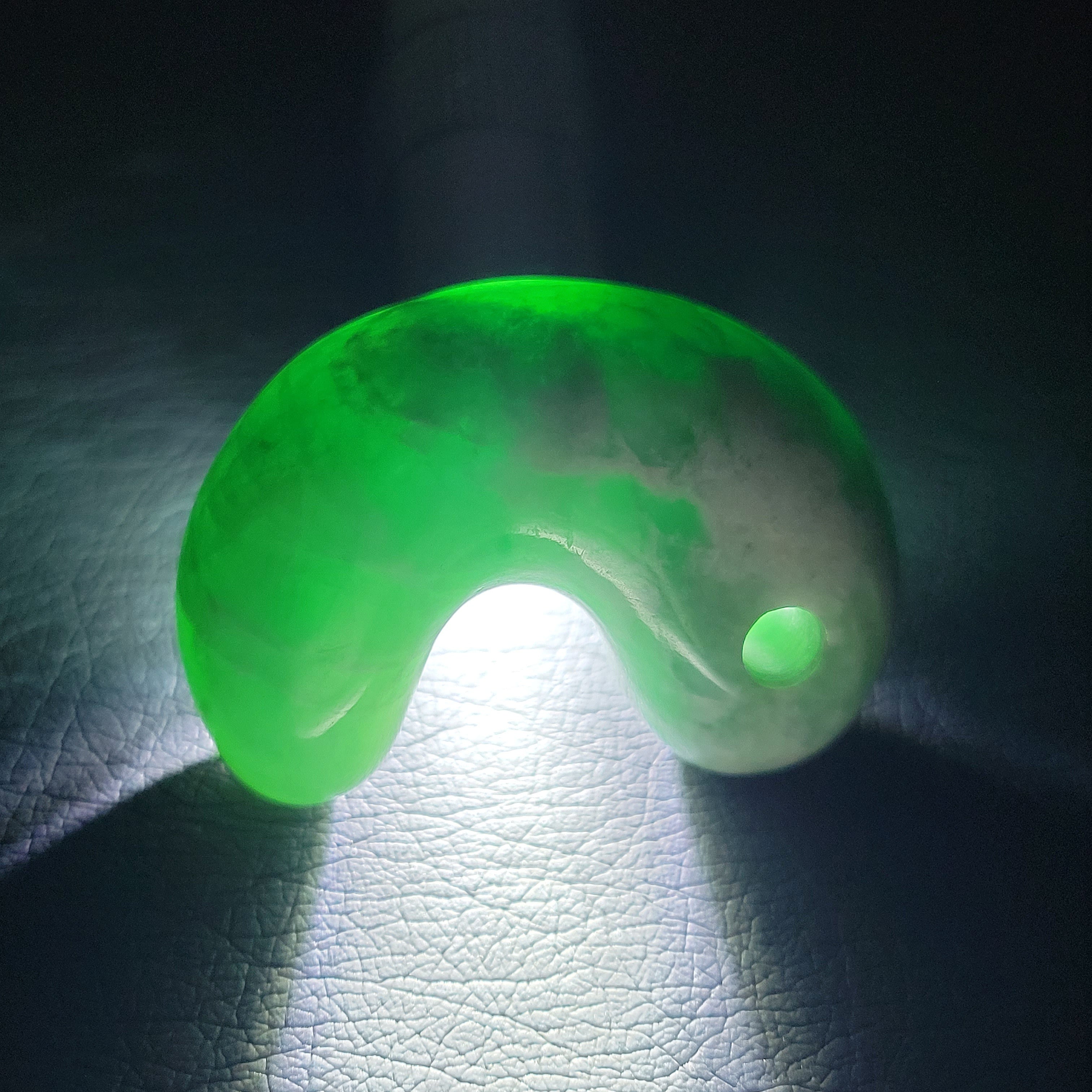 緑色 糸魚川翡翠勾玉 BMT0327 | 糸魚川翡翠工芸家 赤羽可行BASE