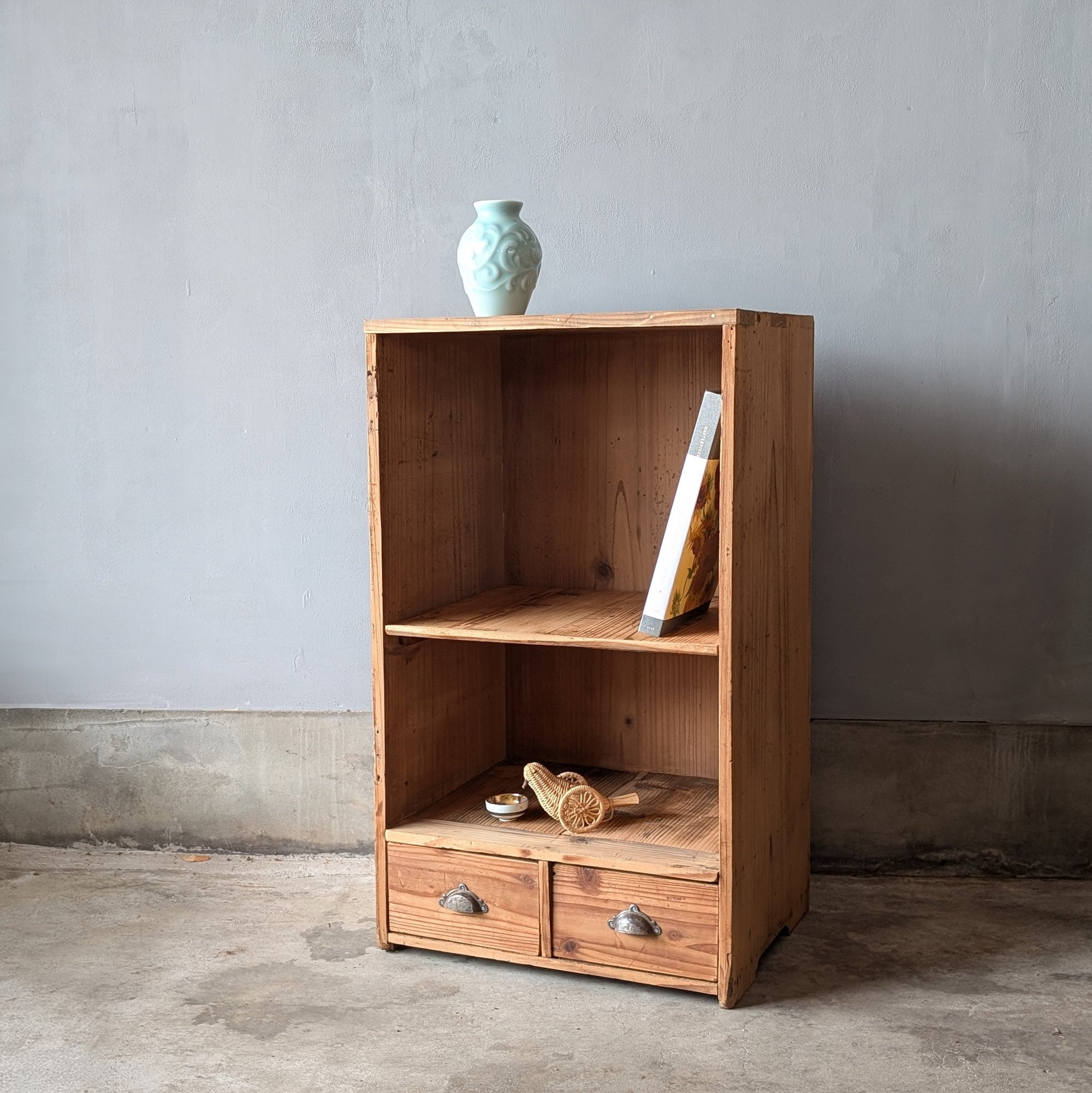 カリモク家具 コロニアルシリーズのヴィンテージな食器棚 | bytheways