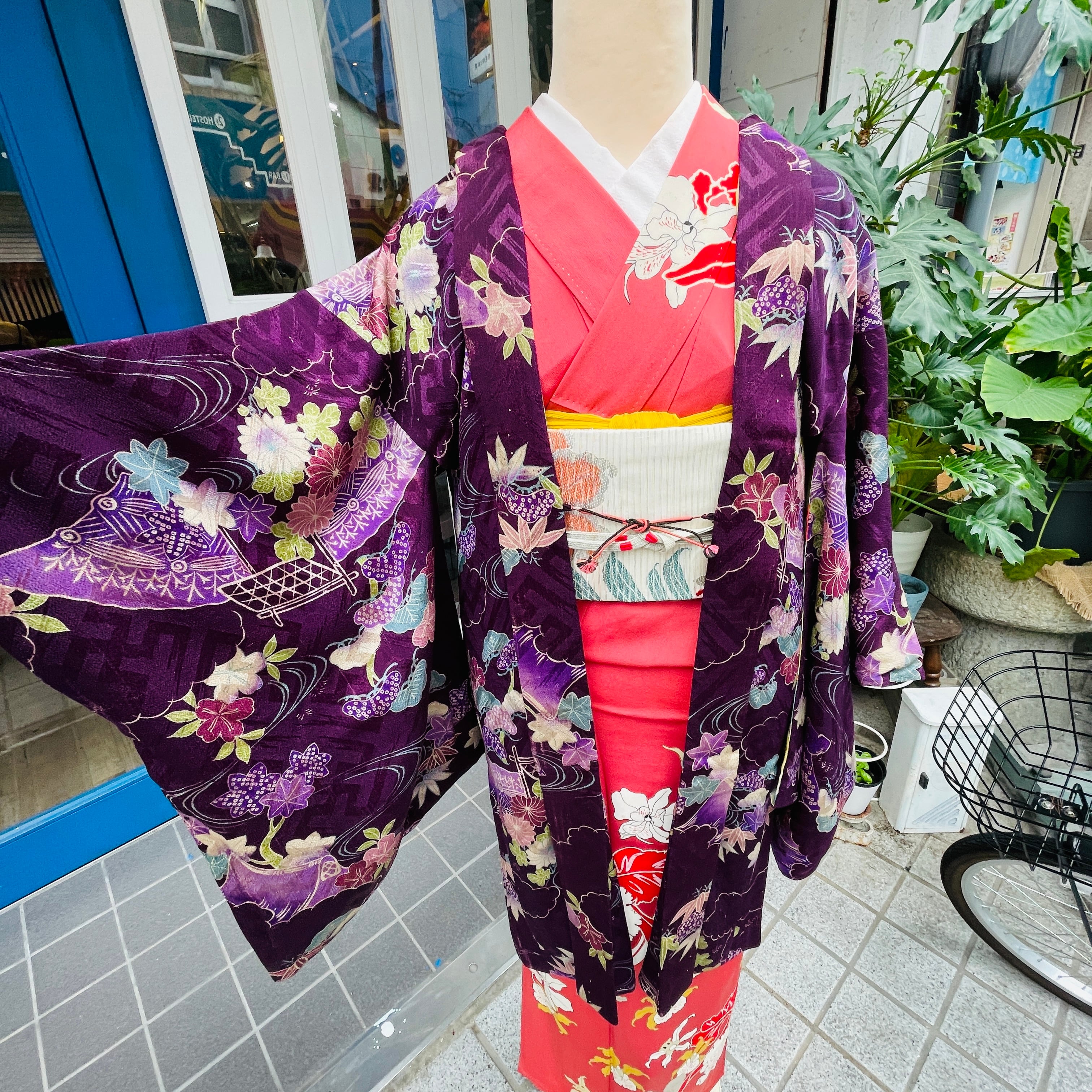 アンティーク羽織 羽織 紫地 縮緬 庭園に四季の花 ワントーン 紗綾型