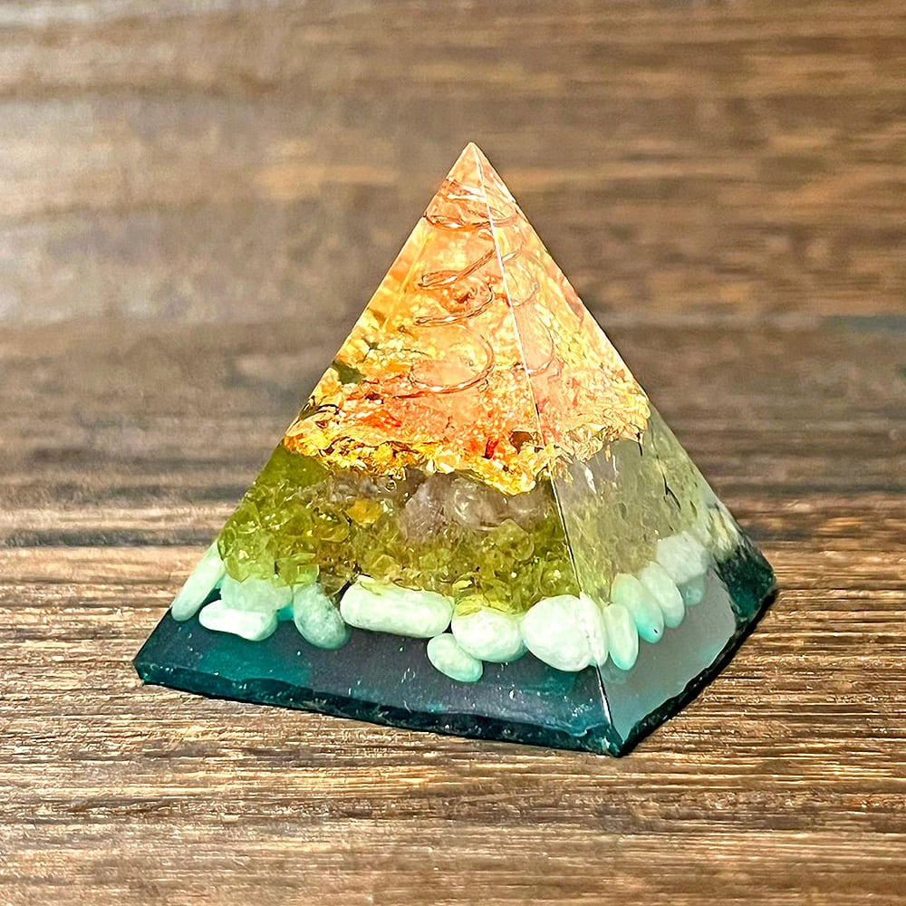 ピラミッド型 オルゴナイト アパタイト＆フローライト | オルゴナイト
