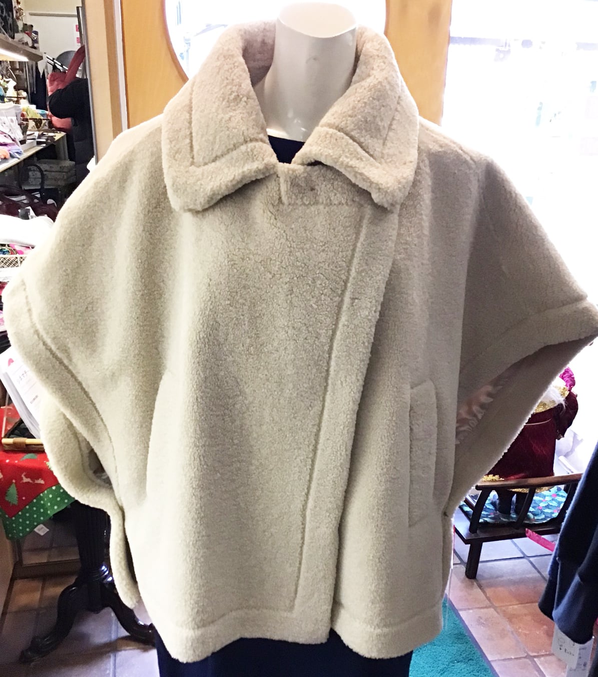 passione ボアステンカラー両脇オープンボタン留めポンチョ5分袖 オフ